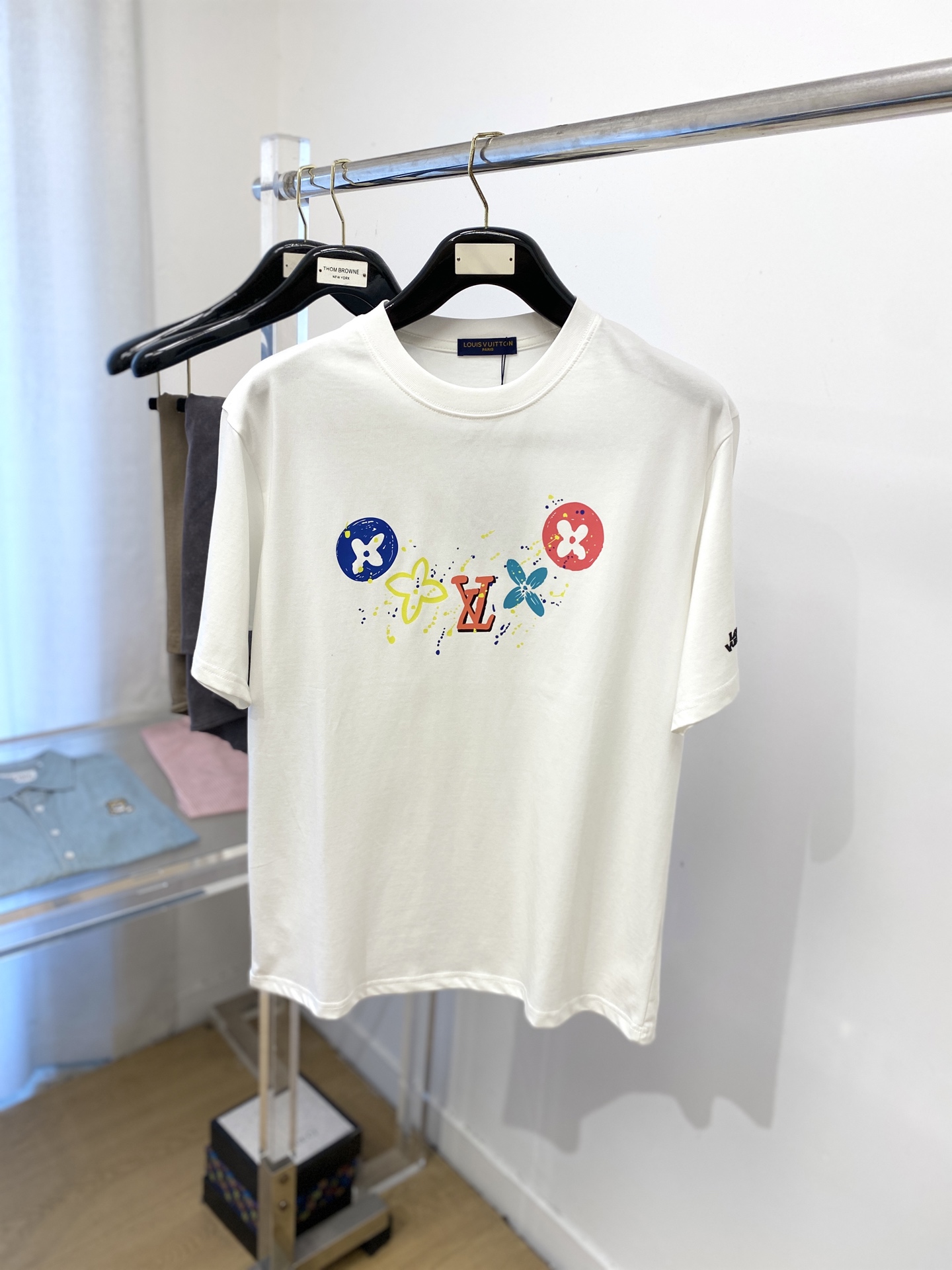 NO:425544,Louis Vuitton, the latest short-sleeved T-shirt in 2025, handsome and fashionable, top-grade printed pattern letter logo on the chest, simple and versatile style. The fabric cotton is not only crisp, maintains the trendy silhouette, but also comfortable to wear, and the yarn is more delicate, S-XXL,,louis vuitton, T-shirt,tees, t-shirt,alexander wang19860909路易威登、2025最新款短袖T恤,帅气时尚,胸口顶级印花图案字母logo,简约百搭款.面料棉 不仅挺括,保持潮流的廓形,又穿着舒适,纱织更细腻,码数S-XXL,,louis vuitton,T-shirt,tees，t-shirt,alexander wang,Men's clothing