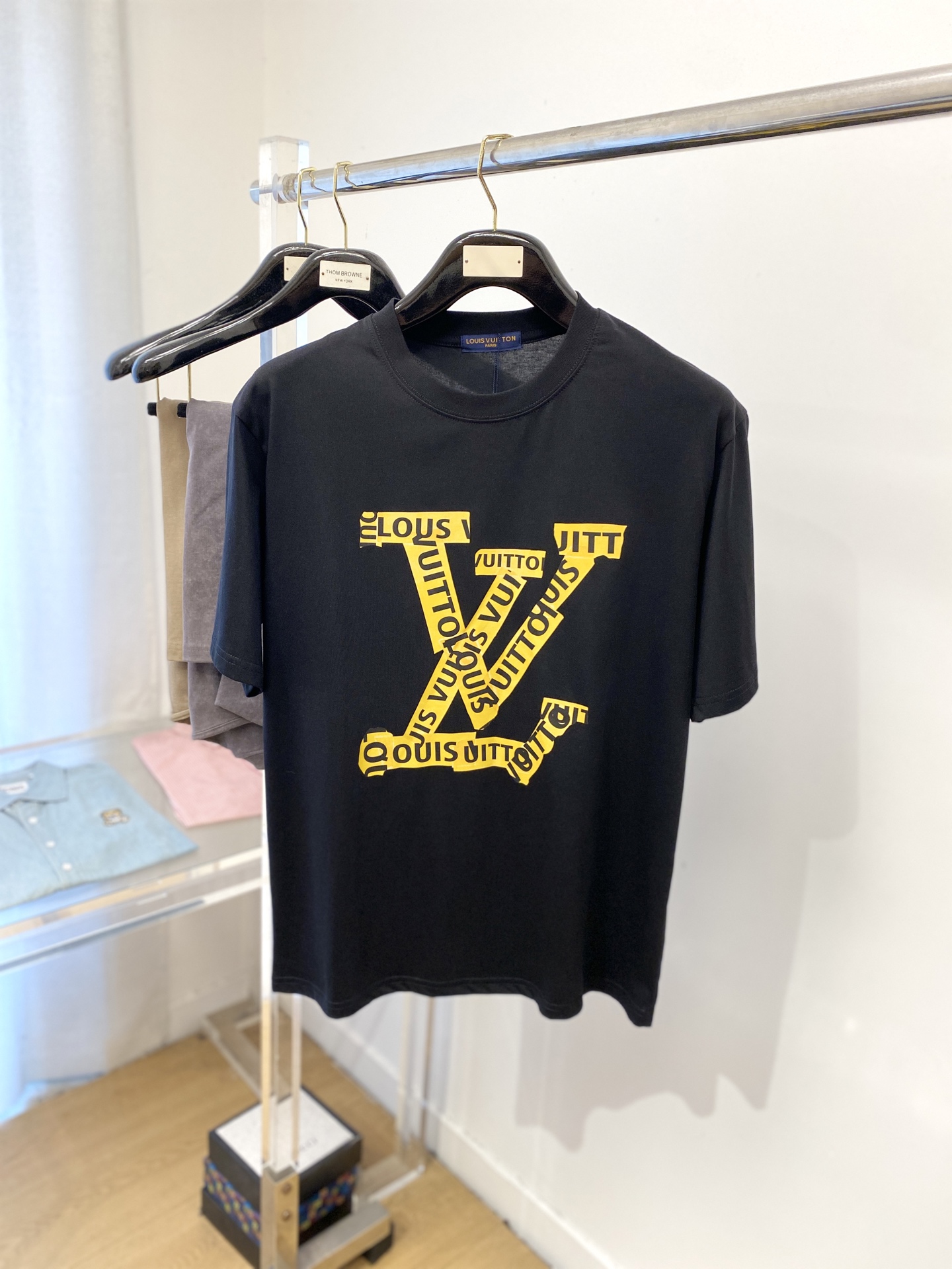 NO:425550,Louis Vuitton, the latest short-sleeved T-shirt in 2025, handsome and fashionable, top-grade printed letter logo on the chest, simple and versatile style. The fabric cotton is not only crisp, maintains the trendy silhouette, and is also comfortable to wear, and the yarn is more delicate, S-XXL,,louis vuitton, T-shirt,tees, t-shirt,alexander wang19860909路易威登、2025最新款短袖T恤,帅气时尚,胸口顶级印花字母logo,简约百搭款.面料棉 不仅挺括,保持潮流的廓形,又穿着舒适,纱织更细腻,码数S-XXL,,louis vuitton,T-shirt,tees，t-shirt,alexander wang,Men's clothing