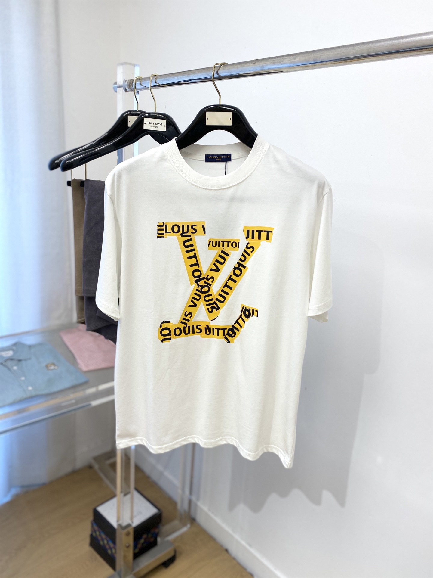 NO:425557,Louis Vuitton, the latest short-sleeved T-shirt in 2025, handsome and fashionable, top-grade printed letter logo on the chest, simple and versatile style. Fabric cotton is not only crisp, maintains a fashionable silhouette, but also comfortable to wear, and the yarn is more delicate, S-XXL,,louis vuitton, T-shirt,tees, t-shirt,alexander wang19860909路易威登、2025最新款短袖T恤,帅气时尚,胸口顶级印花字母logo,简约百搭款.面料棉 不仅挺括,保持潮流的廓形,又穿着舒适,纱织更细腻,码数S-XXL,,louis vuitton,T-shirt,tees，t-shirt,alexander wang,Men's clothing