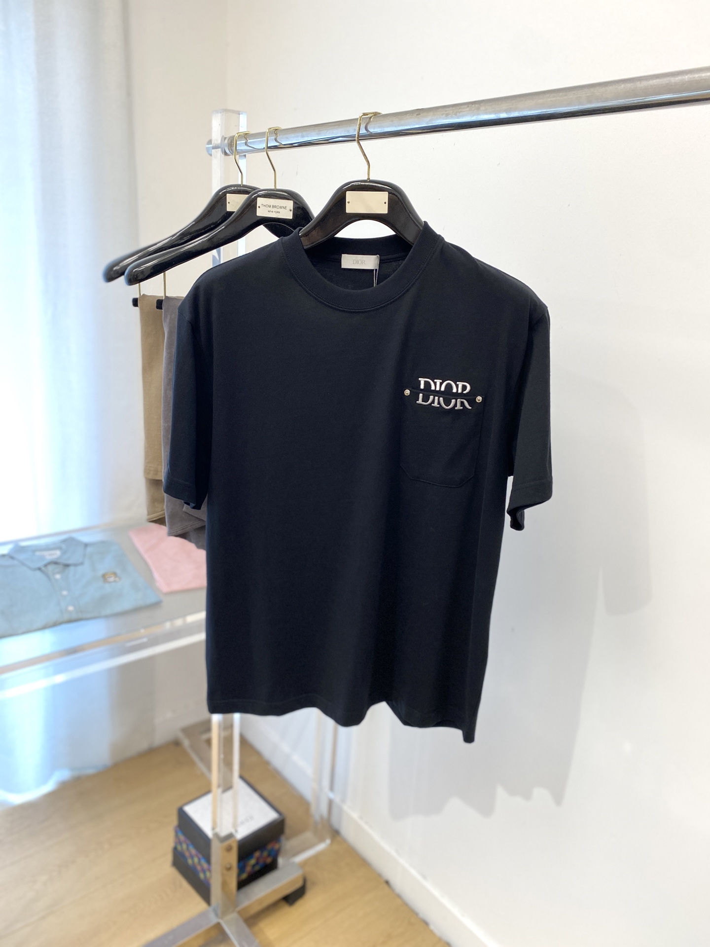 NO:461030,Dior, the latest short-sleeved T-shirt in 2025, handsome and fashionable, exquisite embroidered letter logo on the chest, simple and versatile style. The fabric cotton is not only crisp, maintains the trendy silhouette, but also comfortable to wear, and the yarn is more delicate, the number M-3Xl,,dior,T-shirt,tees,t-shirt,alexander wang19860909迪奥、2025最新款短袖T恤,帅气时尚,胸前精致刺绣字母logo,简约百搭款.面料棉 不仅挺括,保持潮流的廓形,又穿着舒适,纱织更细腻,码数M-3Xl,,dior,T-shirt,tees，t-shirt,alexander wang,Men's clothing