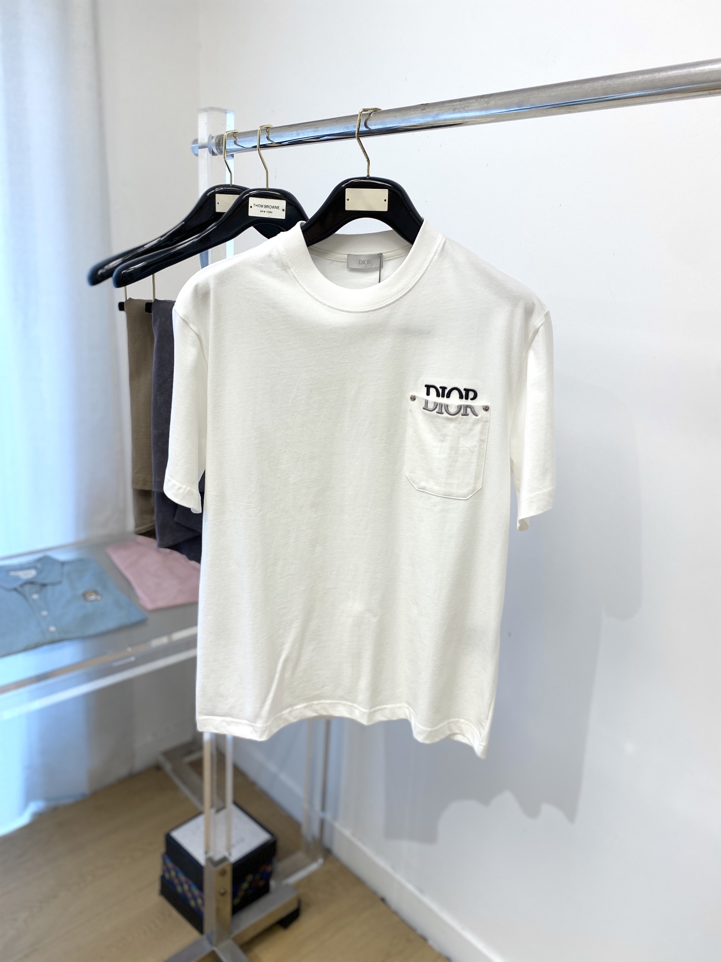 NO:461036,Dior, the latest short-sleeved T-shirt in 2025, handsome and fashionable, exquisite embroidered letter logo on the chest, simple and versatile style. The fabric cotton is not only crisp, maintains the trendy silhouette, and is comfortable to wear, and the yarn is more delicate, the number M-3XL, dior, T-shirt, tees, t-shirt, alexander wang19860909迪奥、2025最新款短袖T恤,帅气时尚,胸前精致刺绣字母logo,简约百搭款.面料棉 不仅挺括,保持潮流的廓形,又穿着舒适,纱织更细腻,码数M-3XL,,dior,T-shirt,tees，t-shirt,alexander wang,Men's clothing