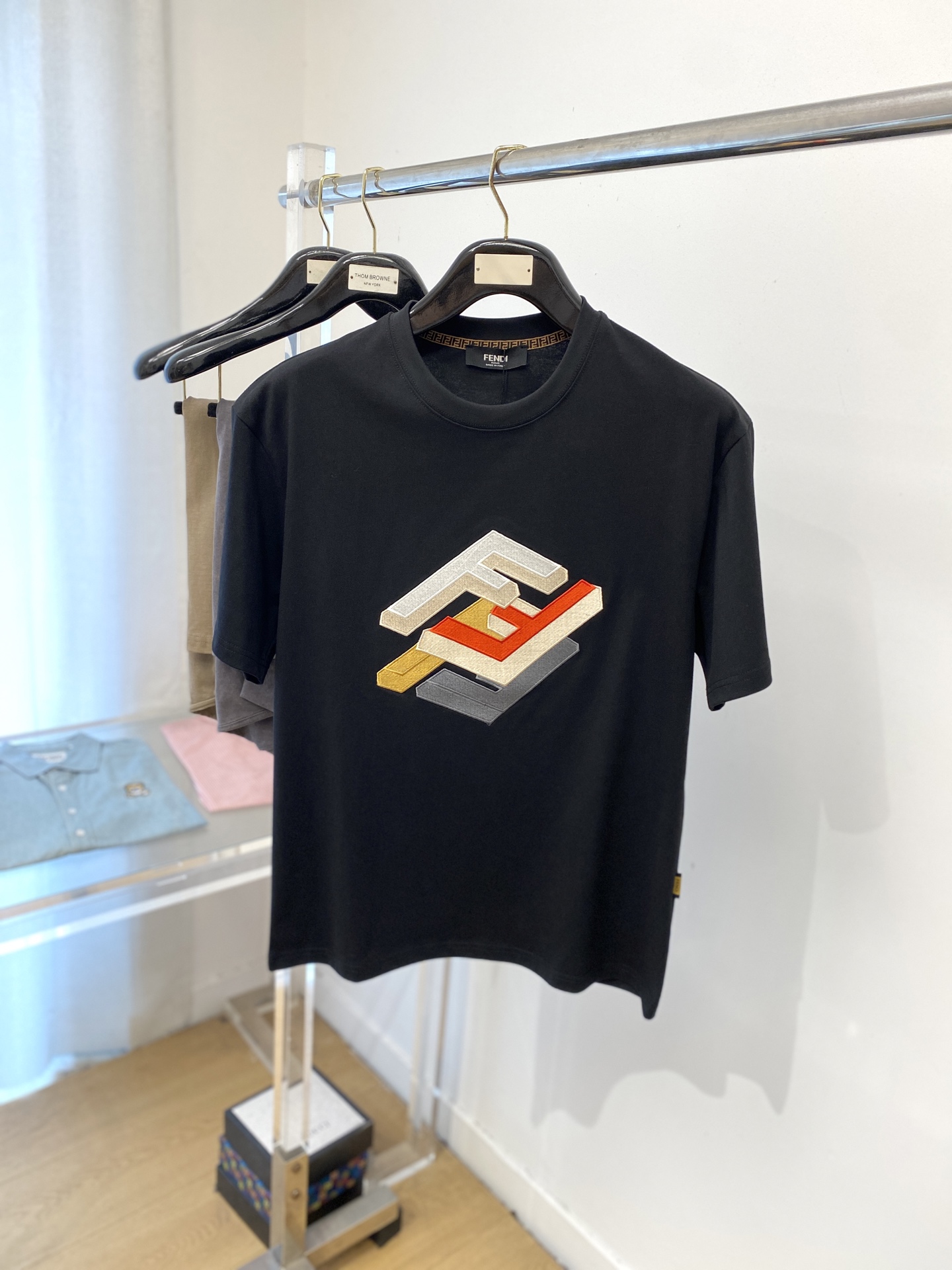 NO:462655,Fendi, the latest short-sleeved T-shirt in 2025, handsome and fashionable, exquisite and densely weaving embroidered letter logo on the chest, simple and versatile style. The fabric cotton is not only crisp, maintains the trendy silhouette, but also comfortable to wear, and the yarn is more delicate, the number M-3XL, fendi, T-shirt, tees, t-shirt, alexander wang19860909芬迪、2025最新款短袖T恤,帅气时尚,胸前精致密织刺绣字母logo,简约百搭款.面料棉 不仅挺括,保持潮流的廓形,又穿着舒适,纱织更细腻,码数M-3XL,,fendi,T-shirt,tees，t-shirt,alexander wang,Men's clothing