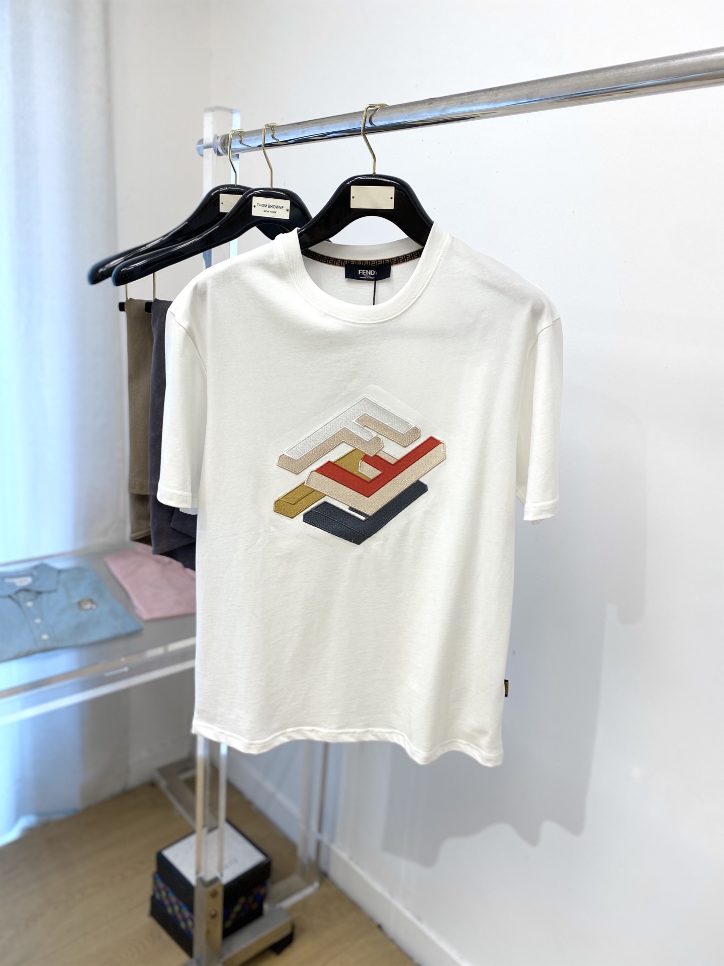 NO:461044,Fendi, the latest short-sleeved T-shirt in 2025, handsome and fashionable, exquisite and densely weaving embroidered letter logo on the chest, simple and versatile style. The fabric cotton is not only crisp, maintains the trendy silhouette, but also comfortable to wear, and the yarn is more delicate, the number M-3XL, fendi, T-shirt, tees, t-shirt, alexander wang19860909芬迪、2025最新款短袖T恤,帅气时尚,胸前精致密织刺绣字母logo,简约百搭款.面料棉 不仅挺括,保持潮流的廓形,又穿着舒适,纱织更细腻,码数M-3XL,,fendi,T-shirt,tees，t-shirt,alexander wang,Men's clothing