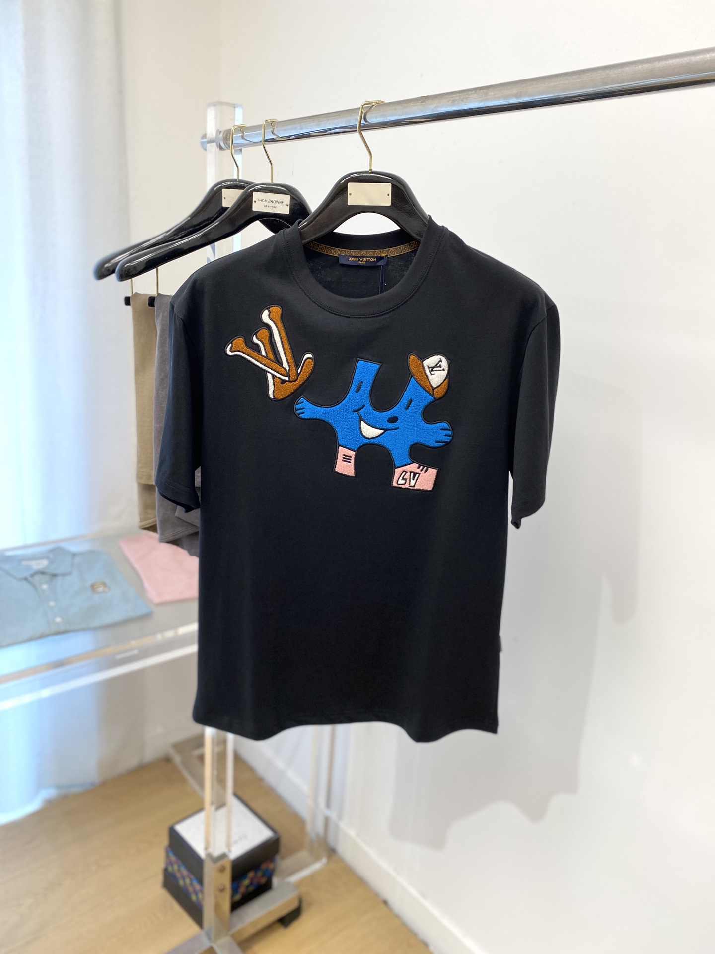 NO:462647,Louis Vuitton, the latest short-sleeved T-shirt in 2025, handsome and fashionable, exquisite and densely weaving embroidered pattern letter logo on the chest, simple and versatile style. The fabric cotton is not only crisp, maintains the trendy silhouette, but also comfortable to wear, and the yarn is more delicate, the number M-3XL, louis vuitton, T-shirt,tees, t-shirt,alexander wang19860909路易威登、2025最新款短袖T恤,帅气时尚,胸前精致密织刺绣图案字母logo,简约百搭款.面料棉 不仅挺括,保持潮流的廓形,又穿着舒适,纱织更细腻,码数M-3XL,,louis vuitton,T-shirt,tees，t-shirt,alexander wang,Men's clothing