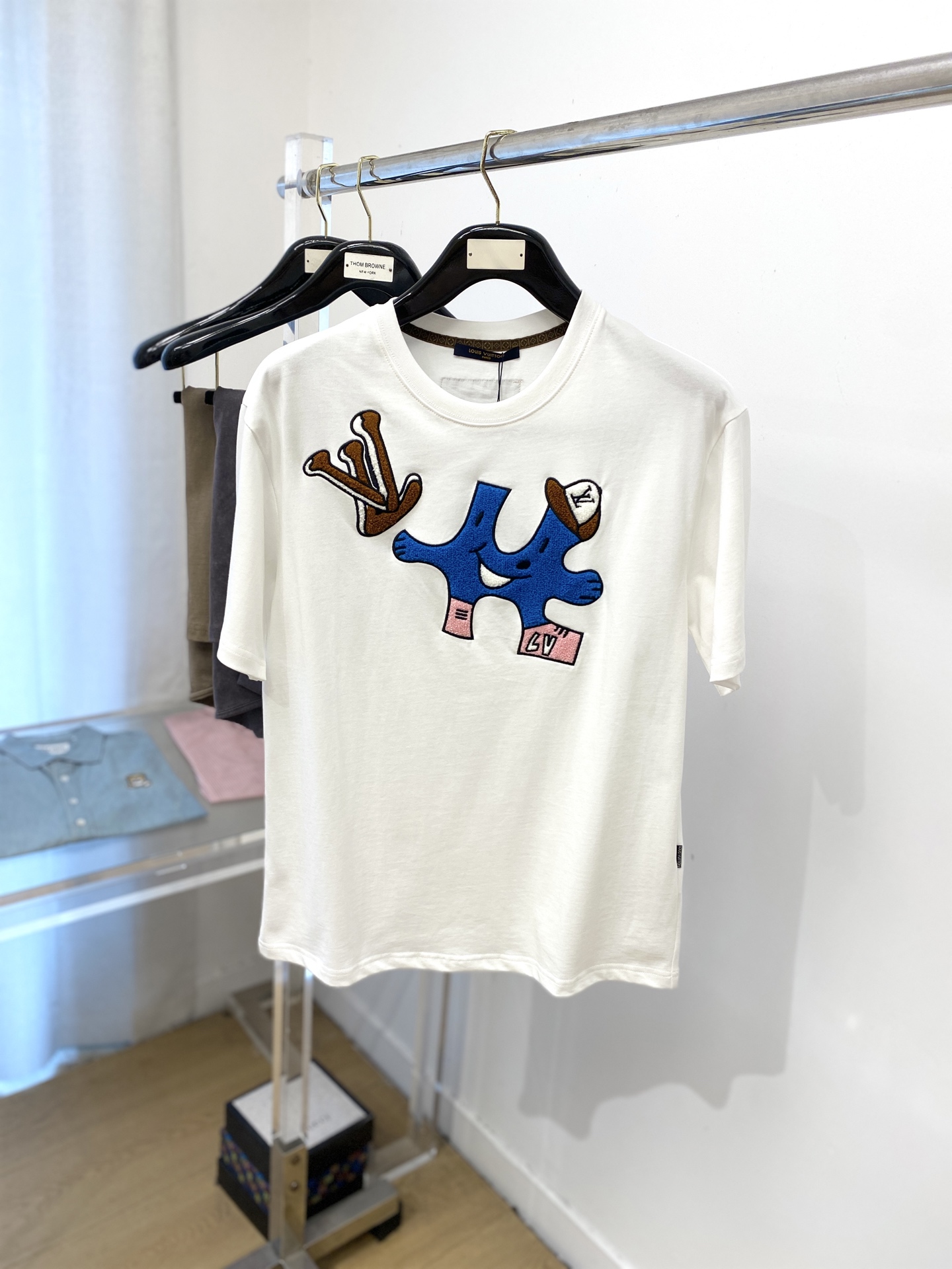 NO:461052,Louis Vuitton, the latest short-sleeved T-shirt in 2025, handsome and fashionable, exquisite and densely weaving embroidered pattern letter logo on the chest, simple and versatile style. The fabric cotton is not only crisp, maintains the trendy silhouette, but also comfortable to wear, and the yarn is more delicate, the number M-3XL, louis vuitton, T-shirt,tees, t-shirt,alexander wang19860909路易威登、2025最新款短袖T恤,帅气时尚,胸前精致密织刺绣图案字母logo,简约百搭款.面料棉 不仅挺括,保持潮流的廓形,又穿着舒适,纱织更细腻,码数M-3XL,,louis vuitton,T-shirt,tees，t-shirt,alexander wang,Men's clothing