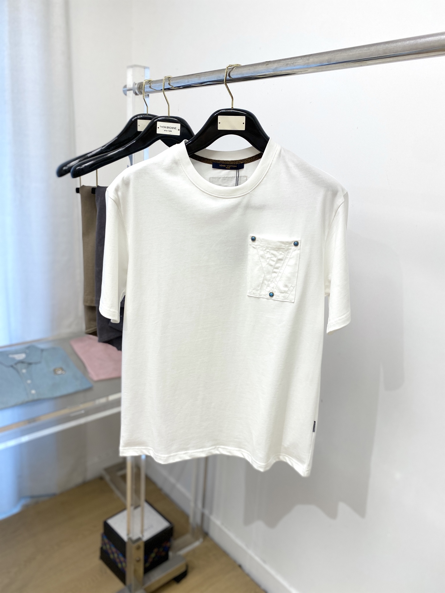 NO:438135,Louis Vuitton, the latest short-sleeved T-shirt in 2025, handsome and fashionable, exquisite embroidered letter logo on the chest, simple and versatile style. The fabric cotton is not only crisp, maintains the trendy silhouette, and is also comfortable to wear, and the yarn is more delicate, the number M-3XL, louis vuitton, T-shirt, tees, t-shirt, alexander wang19860909路易威登、2025最新款短袖T恤,帅气时尚,胸前精致刺绣字母logo,简约百搭款.面料棉 不仅挺括,保持潮流的廓形,又穿着舒适,纱织更细腻,码数M-3XL,,louis vuitton,T-shirt,tees，t-shirt,alexander wang,Men's clothing