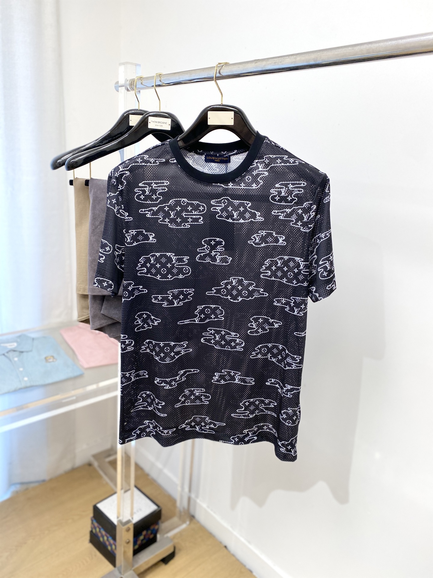 NO:440684,Louis Vuitton, the latest short-sleeved T-shirt in 2025, handsome and fashionable, top digital positioning printed pattern letter logo, simple and versatile style. The fabric merceration is not only crisp, maintains the trendy silhouette, but also comfortable to wear, and the yarn is more delicate, the number M-3XL, louis vuitton, T-shirt,tees, t-shirt,alexander wang19860909路易威登、2025最新款短袖T恤,帅气时尚,顶级数码定位印花图案字母logo,简约百搭款.面料丝光 不仅挺括,保持潮流的廓形,又穿着舒适,纱织更细腻,码数M-3XL,,louis vuitton,T-shirt,tees，t-shirt,alexander wang,Men's clothing