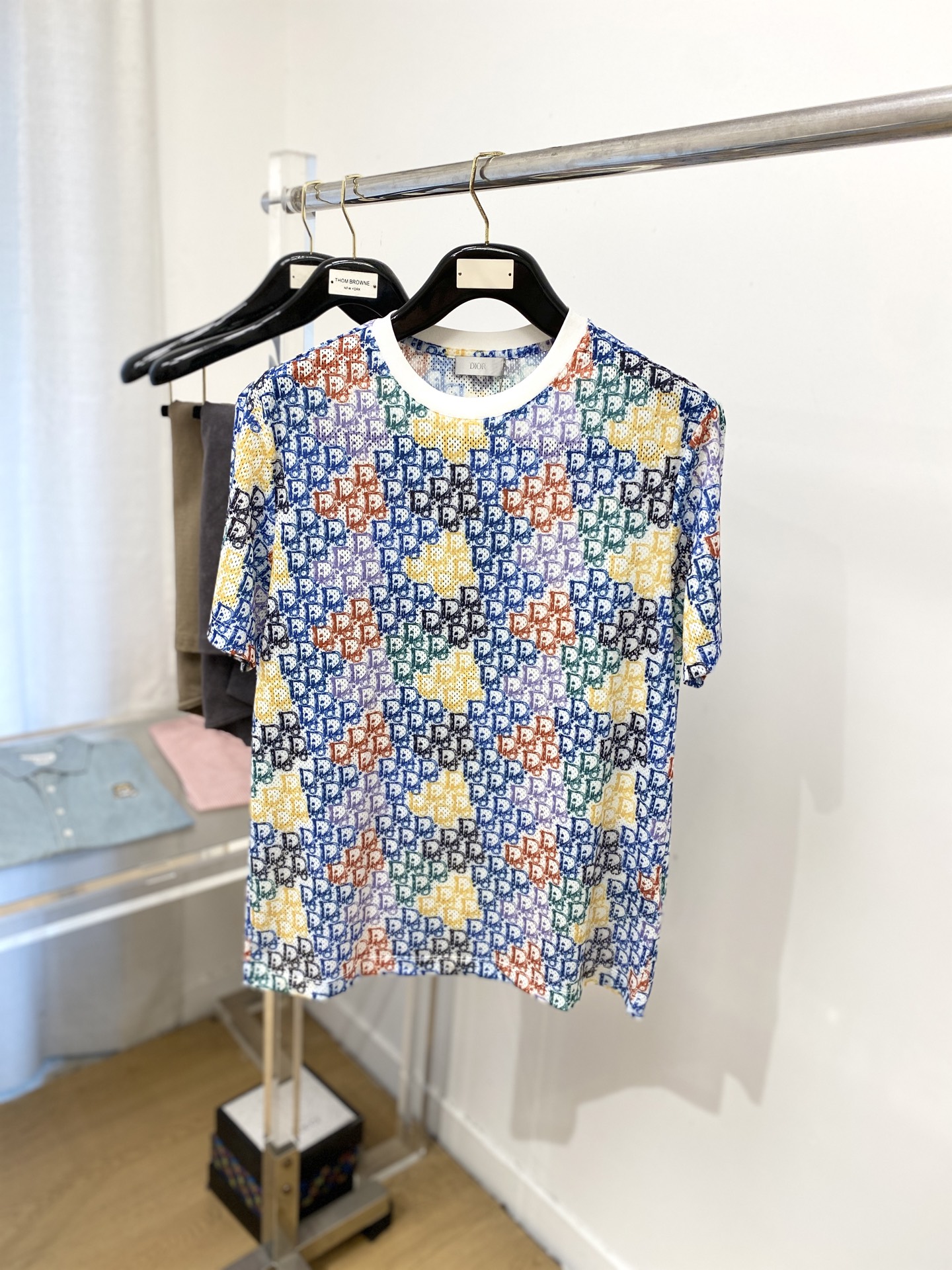 NO:440680,Dior, the latest short-sleeved T-shirt in 2025, handsome and fashionable, top digital positioned printed letter logo, simple and versatile. The fabric merceration is not only crisp, maintains the trendy silhouette, but also comfortable to wear, and the yarn is more delicate, the number M-3XL,,dior,T-shirt,tees,t-shirt,alexander wang19860909迪奥、2025最新款短袖T恤,帅气时尚,顶级数码定位印花字母logo,简约百搭款.面料丝光 不仅挺括,保持潮流的廓形,又穿着舒适,纱织更细腻,码数M-3XL,,dior,T-shirt,tees，t-shirt,alexander wang,Men's clothing