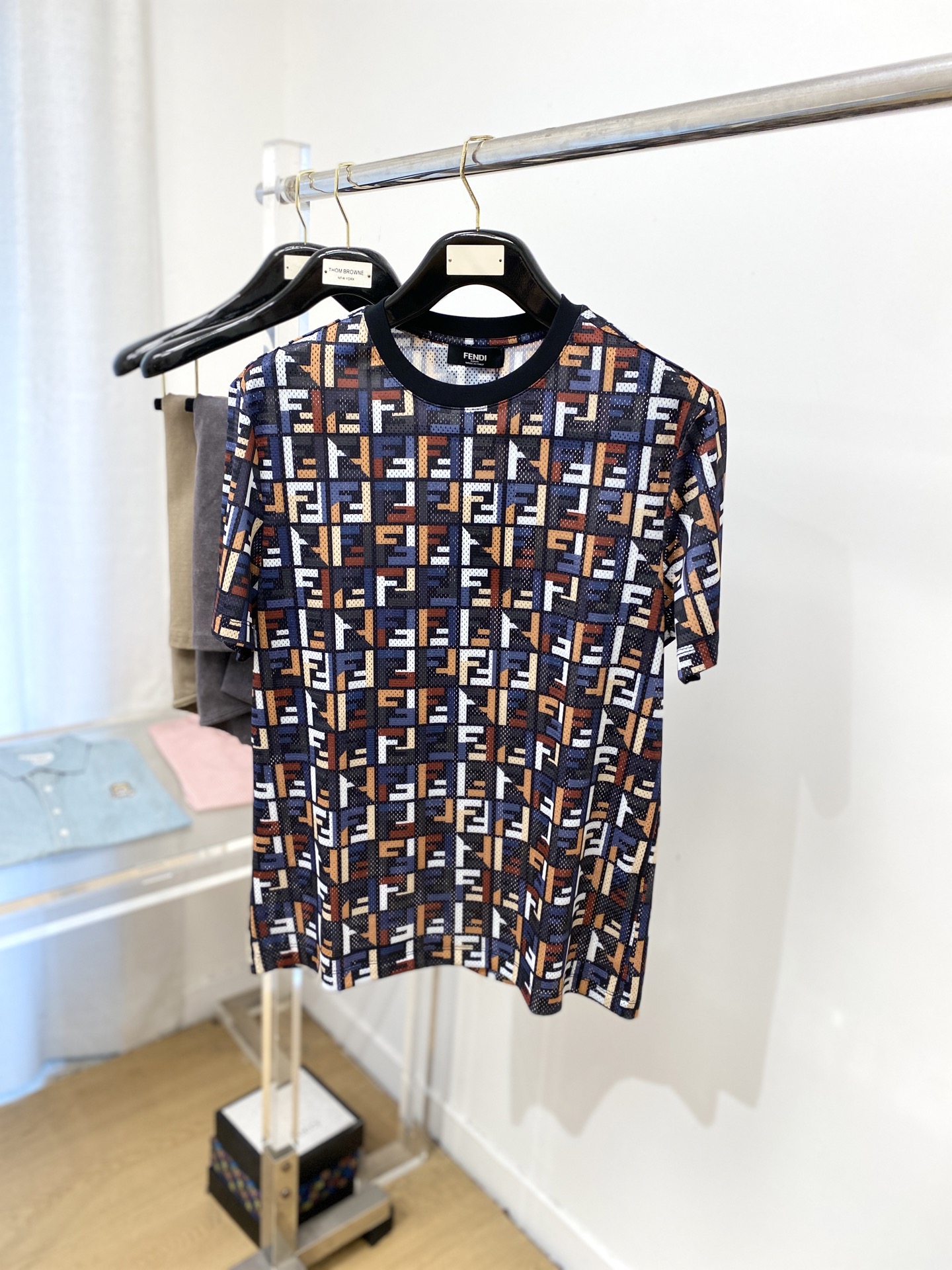 NO:438156,Fendi, the latest short-sleeved T-shirt in 2025, handsome and fashionable, top digital positioned printed letter logo, simple and versatile. The fabric merceration is not only crisp, maintains the trendy silhouette, but also comfortable to wear, and the yarn is more delicate, the number M-3XL, fendi, T-shirt, tees, t-shirt, alexander wang19860909芬迪、2025最新款短袖T恤,帅气时尚,顶级数码定位印花字母logo,简约百搭款.面料丝光 不仅挺括,保持潮流的廓形,又穿着舒适,纱织更细腻,码数M-3XL,,fendi,T-shirt,tees，t-shirt,alexander wang,Men's clothing