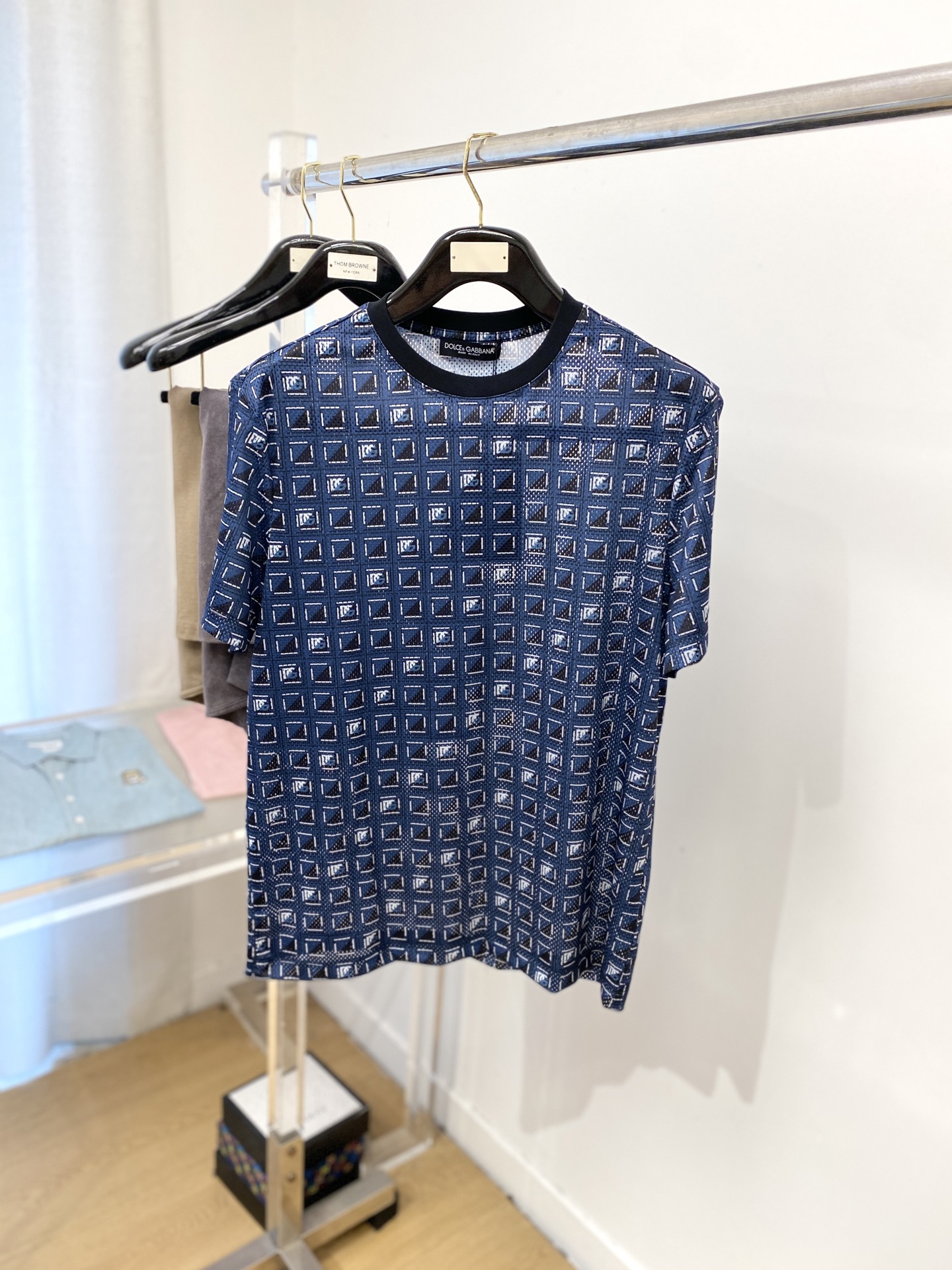 NO:438150,DG, the latest short-sleeved T-shirt in 2025, handsome and fashionable, top digital positioned printed letter logo, simple and versatile. The fabric merceration is not only crisp, maintains the trendy silhouette, and is comfortable to wear, and the yarn is more delicate. The number M-3XL, T-shirt,tees, t-shirt,alexander wang19860909DG、2025最新款短袖T恤,帅气时尚,顶级数码定位印花字母logo,简约百搭款.面料丝光 不仅挺括,保持潮流的廓形,又穿着舒适,纱织更细腻,码数M-3XL,,T-shirt,tees，t-shirt,alexander wang,Men's clothing