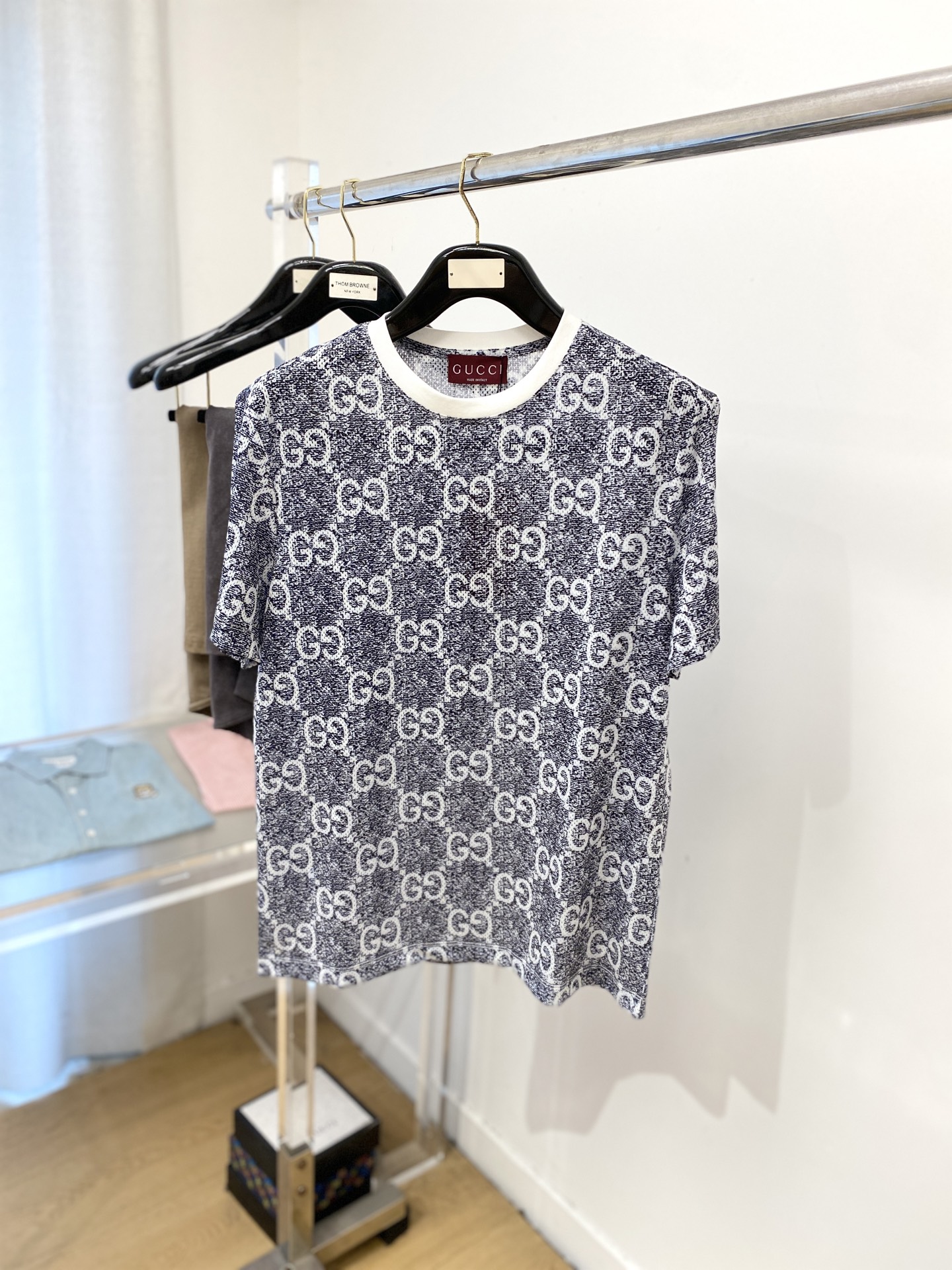 NO:438145,Guqi, the latest short-sleeved T-shirt in 2025, handsome and fashionable, top digital positioned printed letter logo, simple and versatile. The fabric merceration is not only crisp, maintains the trendy silhouette, but also comfortable to wear, and the yarn is more delicate, the number M-3XL, T-shirt,tees, t-shirt,alexander wang19860909古奇、2025最新款短袖T恤,帅气时尚,顶级数码定位印花字母logo,简约百搭款.面料丝光 不仅挺括,保持潮流的廓形,又穿着舒适,纱织更细腻,码数M-3XL,,T-shirt,tees，t-shirt,alexander wang,Men's clothing