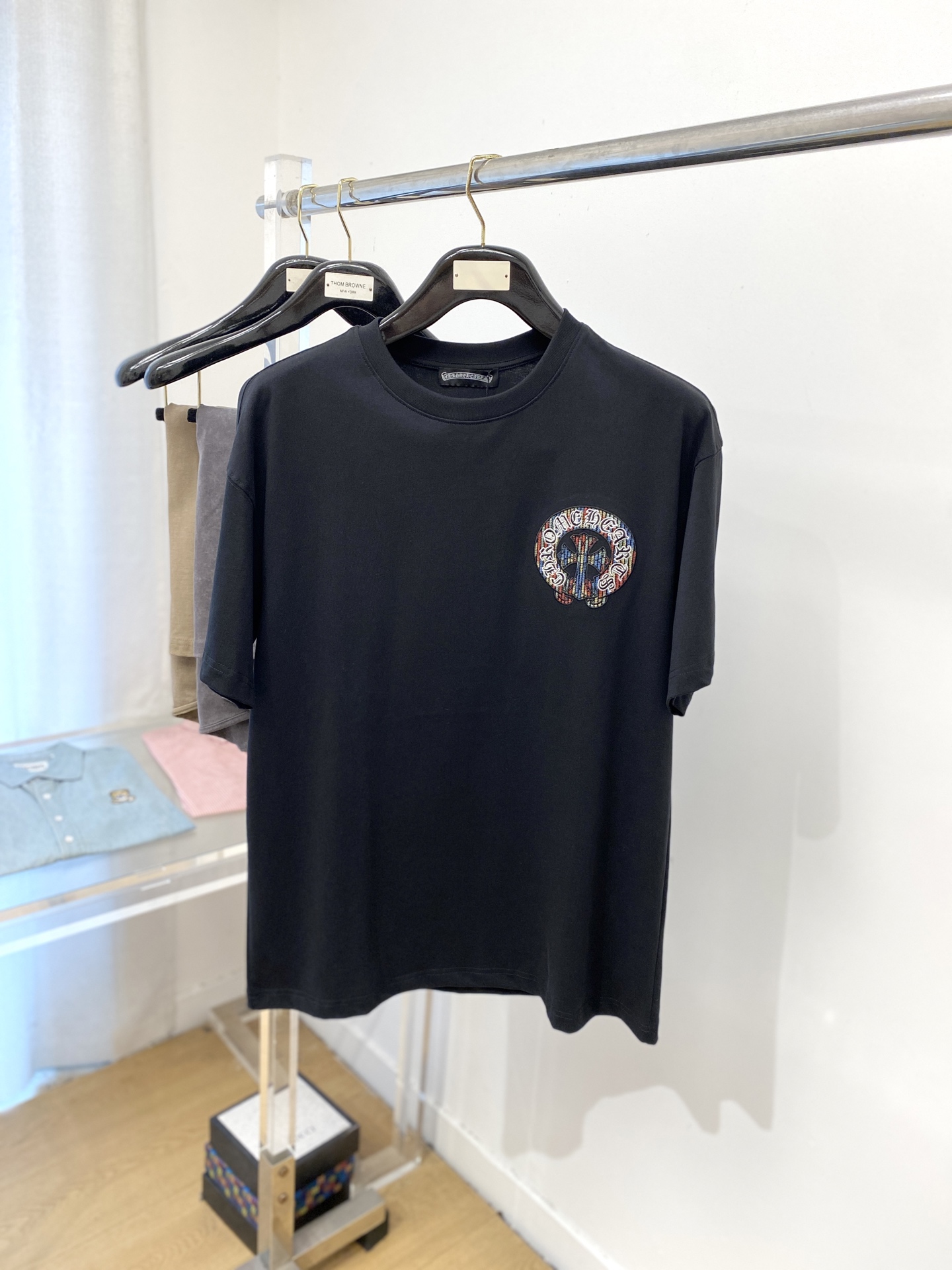 NO:465825,Croxin, the latest short-sleeved T-shirt in 2025, handsome and fashionable, exquisite embroidered pattern letter logo on the chest, simple and versatile style. The fabric cotton is not only crisp, maintains the trendy silhouette, but also comfortable to wear, and the yarn is more delicate, the number M-3XL, chrome hearts, T-shirt, tees, t-shirt, alexander wang19860909克罗心、2025最新款短袖T恤,帅气时尚,胸前精致刺绣图案字母logo,简约百搭款.面料棉 不仅挺括,保持潮流的廓形,又穿着舒适,纱织更细腻,码数M-3XL,,chrome hearts,T-shirt,tees，t-shirt,alexander wang,Men's clothing