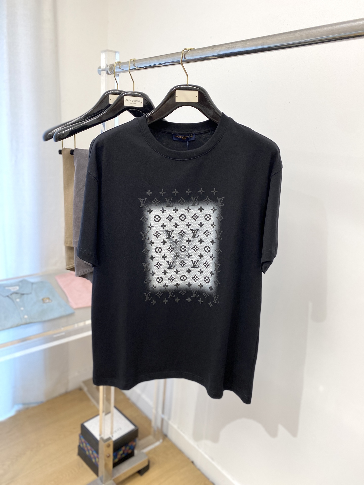 NO:465819,Louis Vuitton, the latest short-sleeved T-shirt in 2025, handsome and fashionable, top-level digital positioning and fixed pattern letter logo, simple and versatile style. Fabric cotton is not only crisp, maintains the trendy silhouette, but also comfortable to wear, and the yarn is more delicate, code number M-3XL, louis vuitton, T-shirt,tees, t-shirt,alexander wang19860909路易威登、2025最新款短袖T恤,帅气时尚,顶级数码定位定织图案字母logo,简约百搭款.面料棉 不仅挺括,保持潮流的廓形,又穿着舒适,纱织更细腻,码数M-3XL,,louis vuitton,T-shirt,tees，t-shirt,alexander wang,Men's clothing