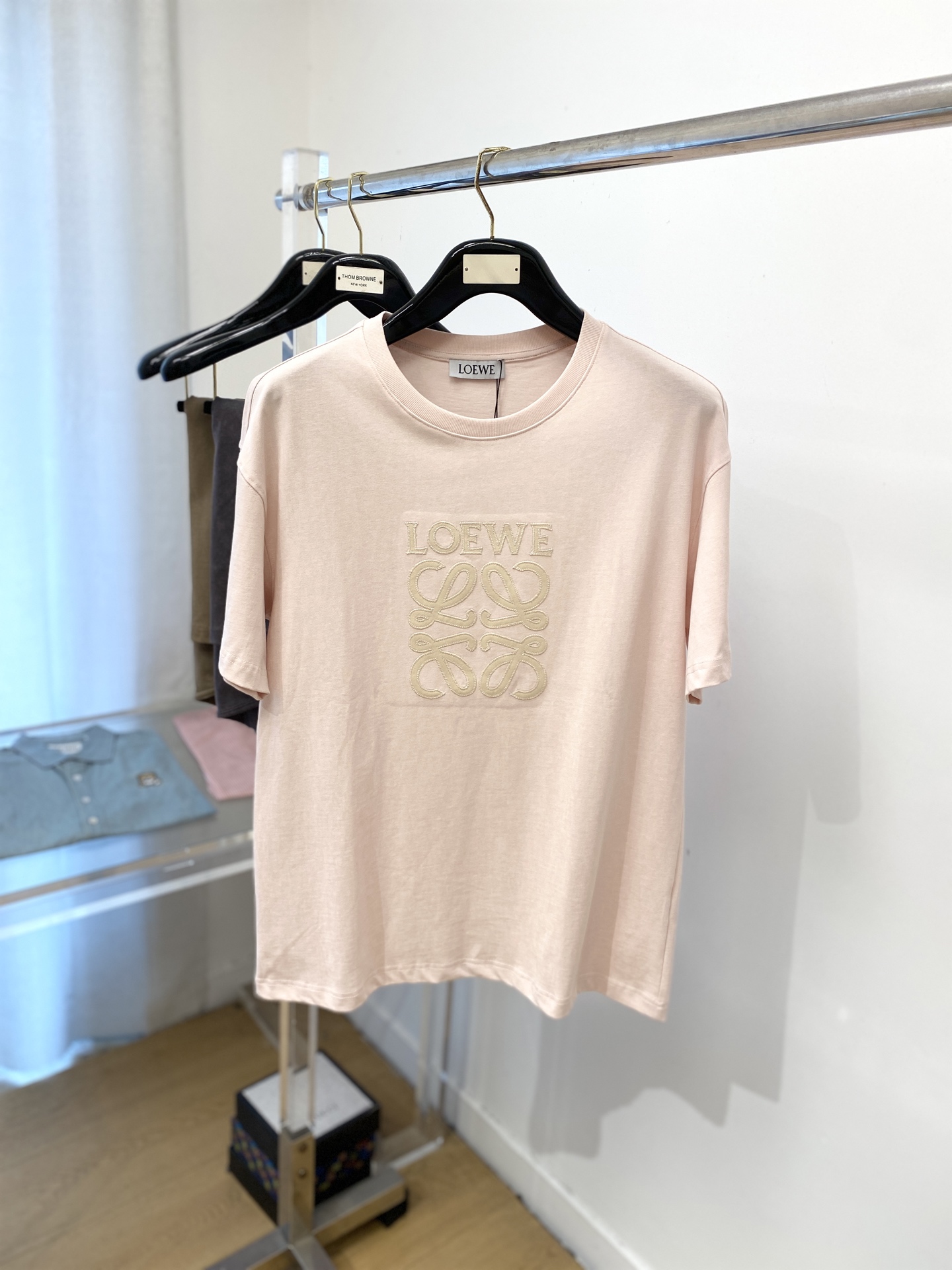 NO:465804,Luo Yiwei, the latest short-sleeved T-shirt in 2025, handsome and fashionable, exquisite embroidered pattern letter logo on the chest, simple and versatile style. The fabric cotton is not only crisp, maintains the trendy silhouette, but also comfortable to wear, and the yarn is more delicate, code M-3XL, loewe, T-shirt, tees, t-shirt, alexander wang19860909罗意威、2025最新款短袖T恤,帅气时尚,胸前精致刺绣图案字母logo,简约百搭款.面料棉 不仅挺括,保持潮流的廓形,又穿着舒适,纱织更细腻,码M-3XL,,loewe,T-shirt,tees，t-shirt,alexander wang,Men's clothing