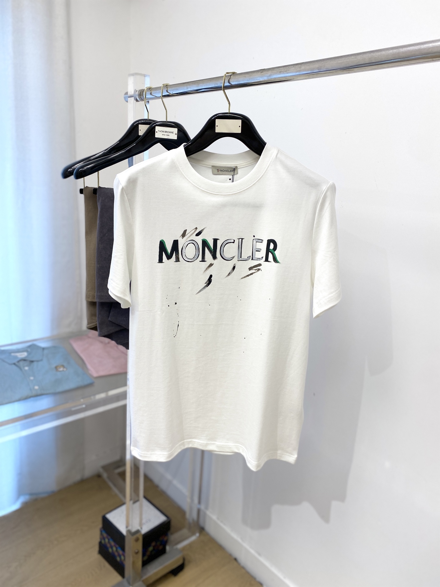 NO:439155,The latest short-sleeved T-shirt in 2025, handsome and fashionable, top-grade printed letter logo on the chest, simple and versatile. The fabric cotton is not only crisp, maintains the trendy silhouette, but also comfortable to wear, and the yarn is more delicate, S-XXL, Moncler, T-shirt, tees, t-shirt, alexander wang19860909蒙口、2025最新款短袖T恤,帅气时尚,胸口顶级印花字母logo,简约百搭款.面料棉 不仅挺括,保持潮流的廓形,又穿着舒适,纱织更细腻,码数S-XXL,,Moncler,T-shirt,tees，t-shirt,alexander wang,Men's clothing