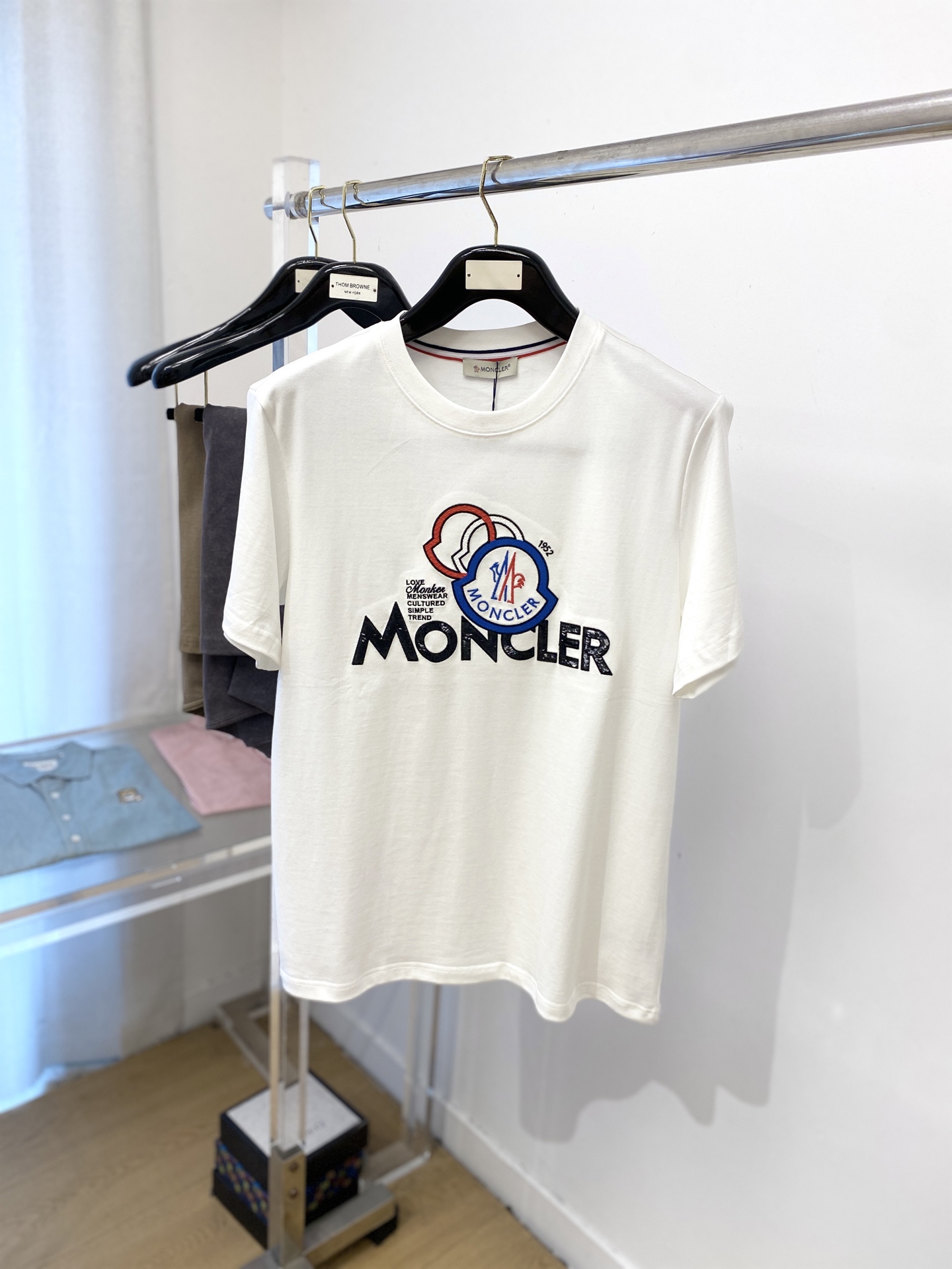 NO:442504,The latest short-sleeved T-shirt in 2025, handsome and fashionable, exquisite and densely weaving embroidered pattern letter logo on the chest, simple and versatile style. The fabric cotton is not only crisp, maintains the trendy silhouette, but also comfortable to wear, and the yarn is more delicate, S-XXL, Moncler, T-shirt, tees, t-shirt, alexander wang19860909蒙口、2025最新款短袖T恤,帅气时尚,胸口精致密织刺绣图案字母logo,简约百搭款.面料棉 不仅挺括,保持潮流的廓形,又穿着舒适,纱织更细腻,码数S-XXL,,Moncler,T-shirt,tees，t-shirt,alexander wang,Men's clothing