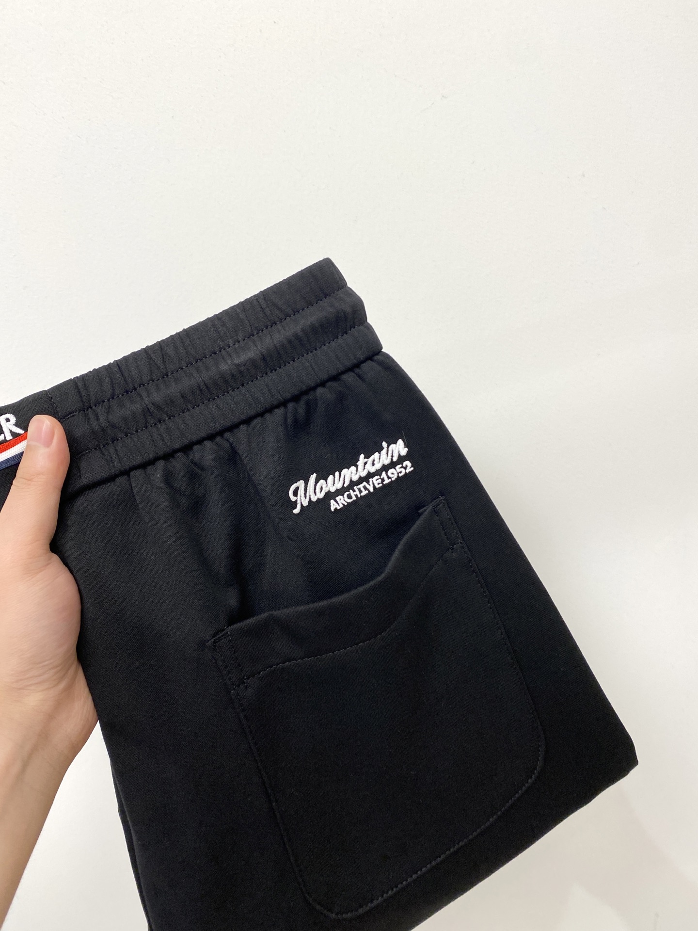 NO:437146,The 2025 hot casual pants are very elastic and slimming. They are simple and versatile. They are finely made and can be seen with care. They are so popular that they can be seen with great care. Many celebrities and internet celebrities love the most. They will lengthen their body proportions!  Micro-spin ^_^Comfortable fabric Details M-3XL, loro piana, Moncler, alexander wang19860909蒙口、2025爆款休闲裤 高弹显瘦必爆简约百搭爆款,做工精细,每一针都看得到用心,超多明星网红最爱 拉长身材比例哦！微弹 ^_^舒适面料 细节体码数M-3XL,,loro piana,Moncler,alexander wang,Men's clothing