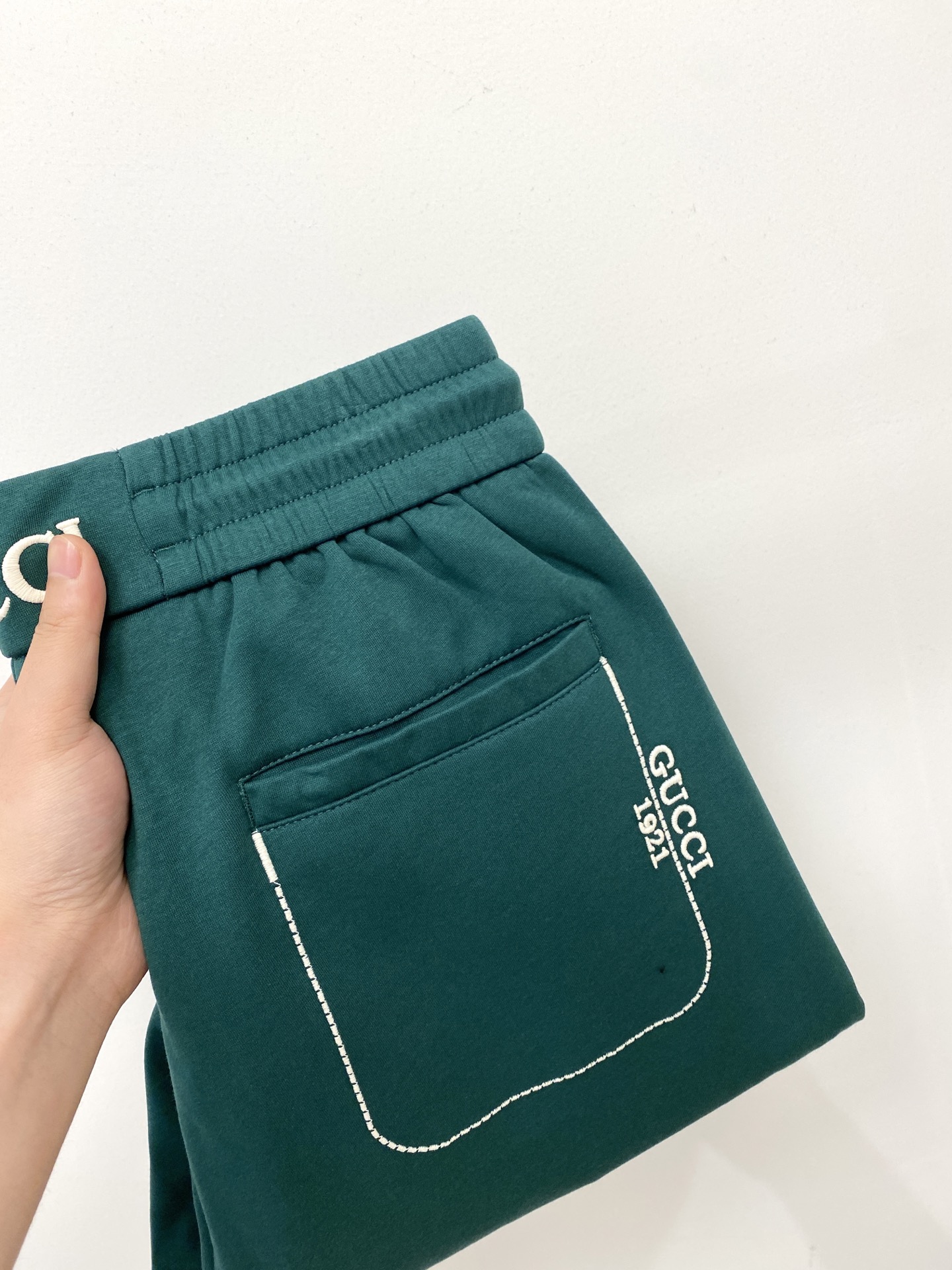 NO:449685,Guqi, 2025 hot casual pants, high elasticity and slimming, simple and versatile hot style, fine workmanship, every needle can be seen attentively, and many celebrity internet celebrities love the most, lengthen the body proportions!  Micro-spin ^_^Comfortable fabric Details M-3XL, loro piana, alexander wang19860909古奇、2025爆款休闲裤 高弹显瘦必爆简约百搭爆款,做工精细,每一针都看得到用心,超多明星网红最爱 拉长身材比例哦！微弹 ^_^舒适面料 细节体码数M-3XL,,loro piana,alexander wang,Men's clothing