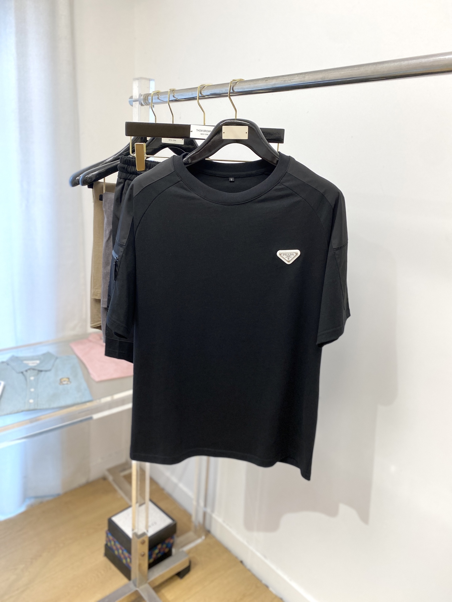 NO:449712,Prada, the latest products in 2025, fashionable and casual suits, top-grade original fabrics, comfortable to wear, good moisture absorption and breathability, and extremely high color fastness!  Both the inside and the outside are very good. M-3XL set, prada, alexander wang19860909普拉达、2025最新品,时尚休闲套装,顶级原版面料打造,穿着舒适,吸湿性透气性都非常良好,色牢度超高！无论内搭还是外穿都非常出彩码数M-3XL 一套,,prada,alexander wang,Men's clothing