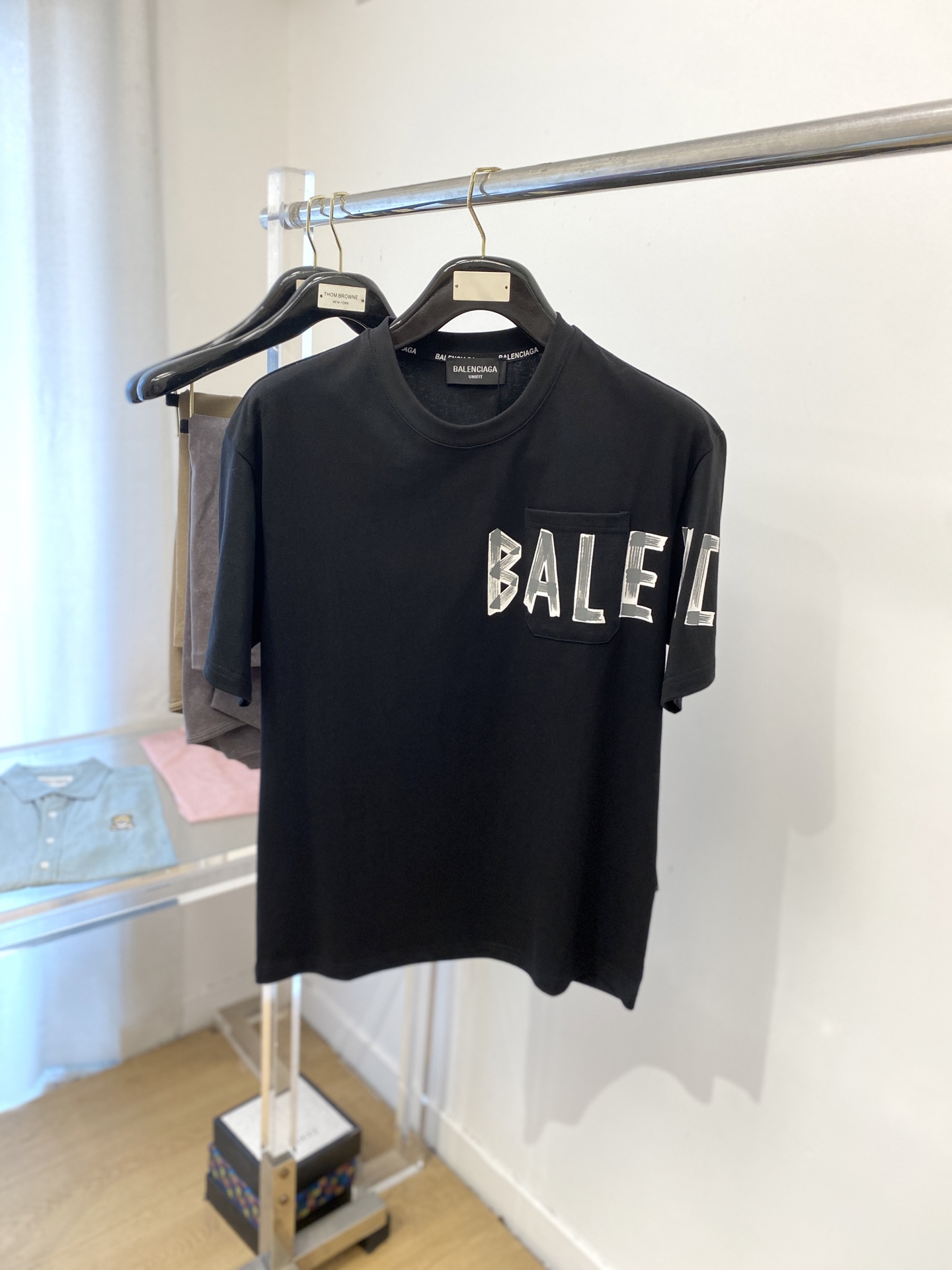 NO:449706,Balenciaga, the latest short-sleeved T-shirt in 2025, handsome and fashionable, top printed letter logo on the chest, simple and versatile style. The fabric cotton is not only crisp, maintains the trendy silhouette, but also comfortable to wear, and the yarn is more delicate, the number M-3XL, balenciaga, T-shirt,tees, t-shirt,alexander wang19860909巴黎世家、2025最新款短袖T恤,帅气时尚,胸前顶级印花字母logo,简约百搭款.面料棉 不仅挺括,保持潮流的廓形,又穿着舒适,纱织更细腻,码数M-3XL,,balenciaga,T-shirt,tees，t-shirt,alexander wang,Men's clothing