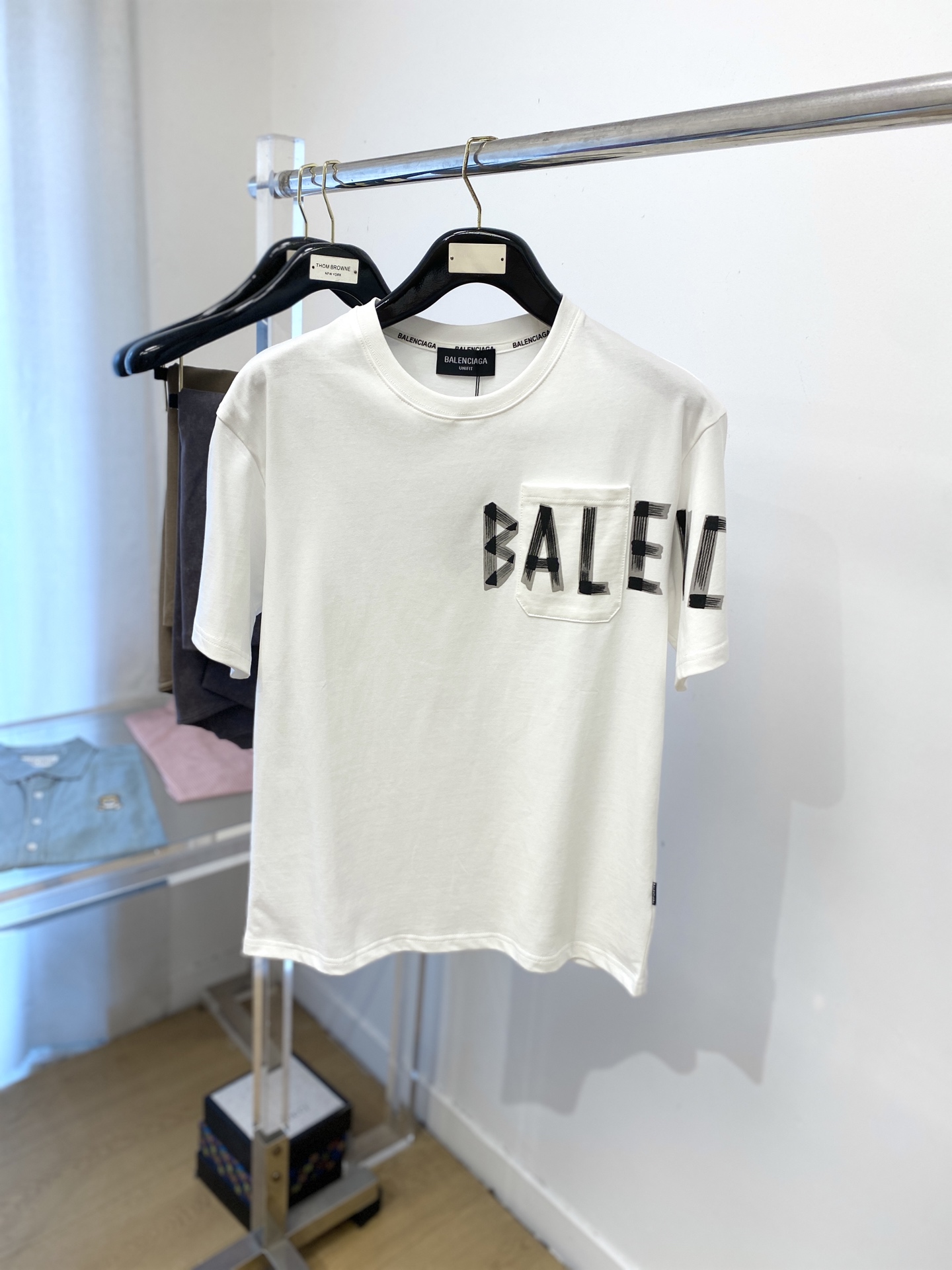 NO:449703,Balenciaga, the latest short-sleeved T-shirt in 2025, handsome and fashionable, top printed letter logo on the chest, simple and versatile style. The fabric cotton is not only crisp, maintains the trendy silhouette, but also comfortable to wear, and the yarn is more delicate, the number M-3XL, balenciaga, T-shirt,tees, t-shirt,alexander wang19860909巴黎世家、2025最新款短袖T恤,帅气时尚,胸前顶级印花字母logo,简约百搭款.面料棉 不仅挺括,保持潮流的廓形,又穿着舒适,纱织更细腻,码数M-3XL,,balenciaga,T-shirt,tees，t-shirt,alexander wang,Men's clothing