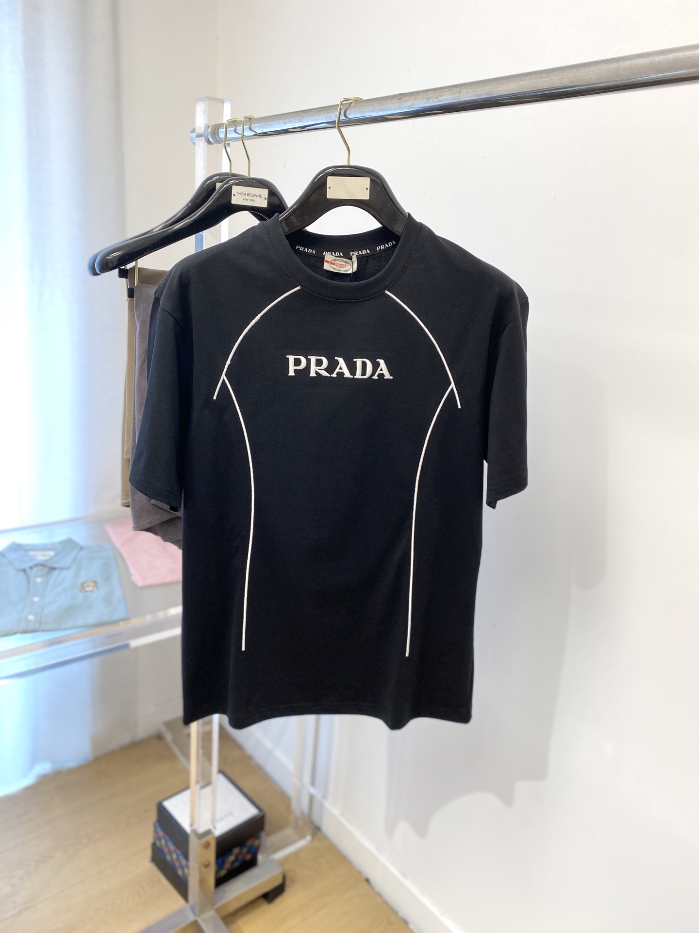 NO:465797,Prada, the latest short-sleeved T-shirt in 2025, handsome and fashionable, exquisite embroidered letter logo on the chest, simple and versatile style. The fabric cotton is not only crisp, maintains the trendy silhouette, and is also comfortable to wear, and the yarn is more delicate, the number M-3XL, prada, T-shirt, tees, t-shirt, alexander wang19860909普拉达、2025最新款短袖T恤,帅气时尚,胸口精致刺绣字母logo,简约百搭款.面料棉 不仅挺括,保持潮流的廓形,又穿着舒适,纱织更细腻,码数M-3XL,,prada,T-shirt,tees，t-shirt,alexander wang,Men's clothing