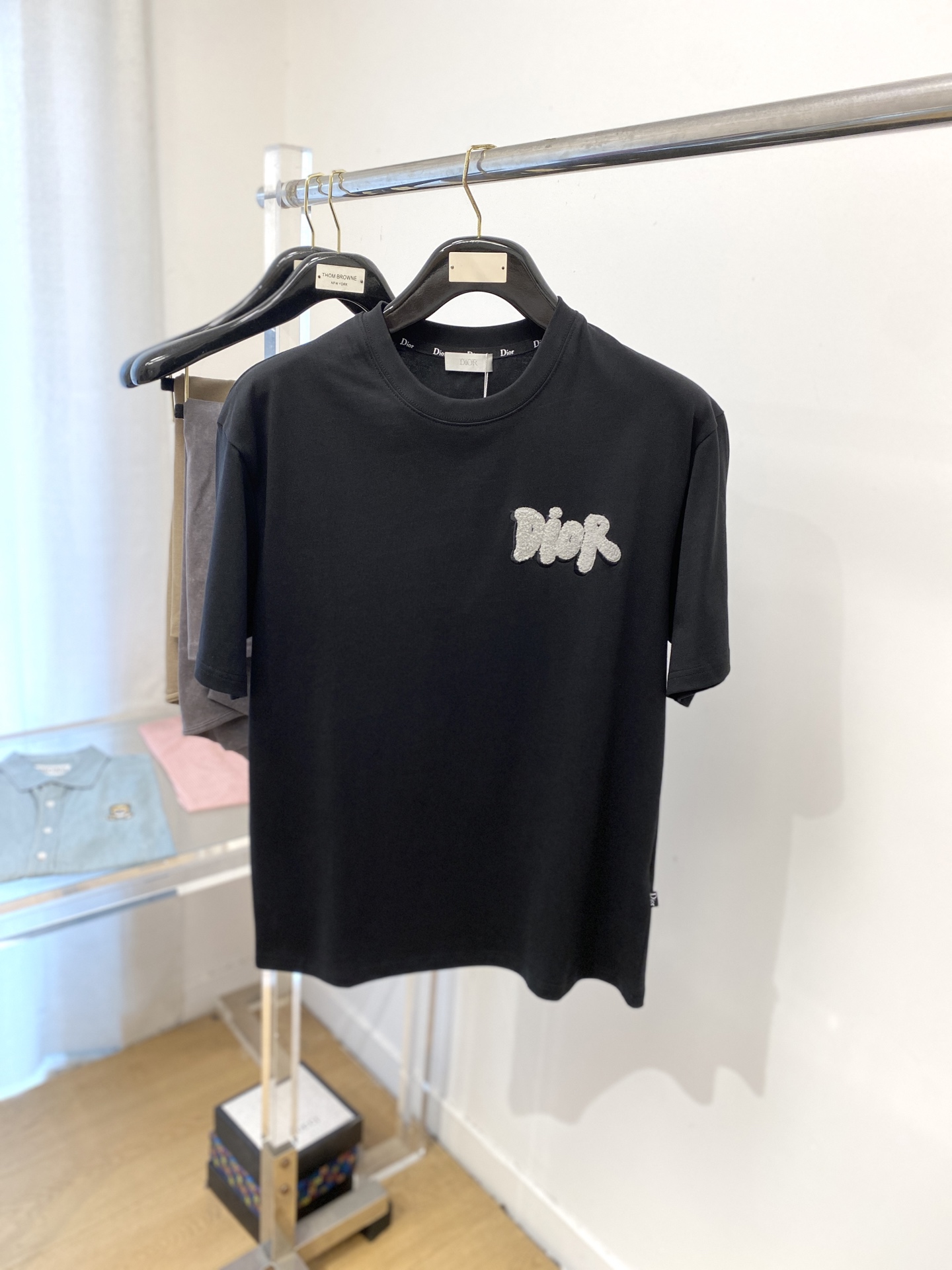 NO:465791,Dior, the latest short-sleeved T-shirt in 2025, handsome and fashionable, exquisite embroidered letter logo on the chest, simple and versatile style. The fabric cotton is not only crisp, maintains the trendy silhouette, and is comfortable to wear, and the yarn is more delicate, the number M-3XL, dior, T-shirt, tees, t-shirt, alexander wang19860909迪奥、2025最新款短袖T恤,帅气时尚,胸前精致刺绣字母logo,简约百搭款.面料棉 不仅挺括,保持潮流的廓形,又穿着舒适,纱织更细腻,码数M-3XL,,dior,T-shirt,tees，t-shirt,alexander wang,Men's clothing