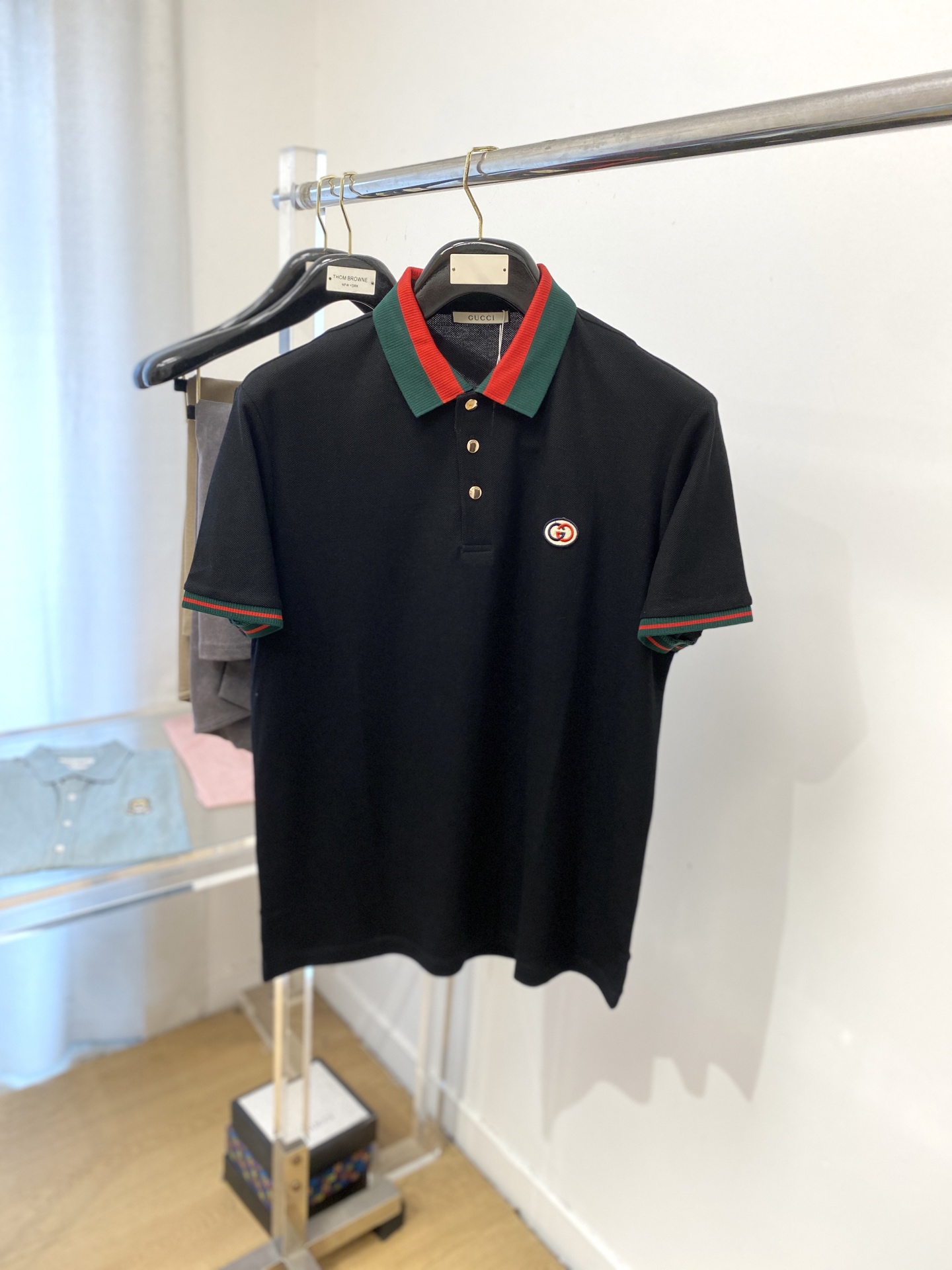 NO:449698,Guqi, the latest short-sleeved T-shirt in 2025, handsome and fashionable, exquisite embroidered letter logo on the chest, simple and versatile style. The fabric cotton is not only crisp, maintains the trendy silhouette, but also comfortable to wear, and the yarn is more delicate, the number M-3Xl, T-shirt,tees, t-shirt,alexander wang19860909古奇、2025最新款短袖T恤,帅气时尚,胸前精致刺绣字母logo,简约百搭款.面料棉 不仅挺括,保持潮流的廓形,又穿着舒适,纱织更细腻,码数M-3Xl,,T-shirt,tees，t-shirt,alexander wang,Men's clothing