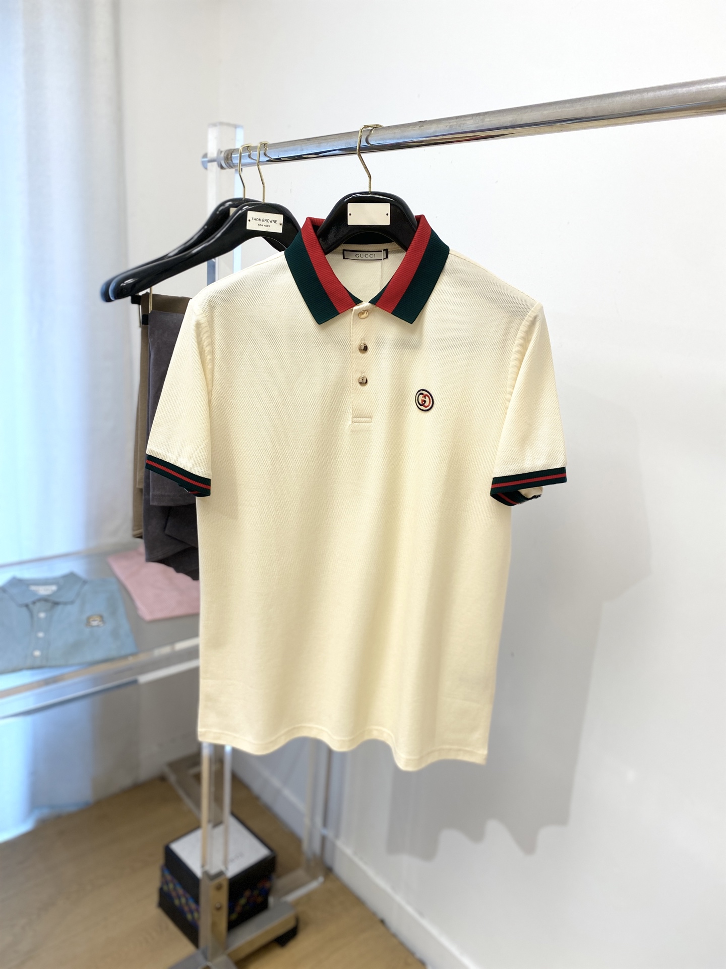 NO:449693,Guqi, the latest short-sleeved T-shirt in 2025, handsome and fashionable, exquisite embroidered letter logo on the chest, simple and versatile style. The fabric cotton is not only crisp, maintains the trendy silhouette, but also comfortable to wear, and the yarn is more delicate, the number M-3XL, T-shirt,tees, t-shirt,alexander wang19860909古奇、2025最新款短袖T恤,帅气时尚,胸前精致刺绣字母logo,简约百搭款.面料棉 不仅挺括,保持潮流的廓形,又穿着舒适,纱织更细腻,码数M-3XL,,T-shirt,tees，t-shirt,alexander wang,Men's clothing