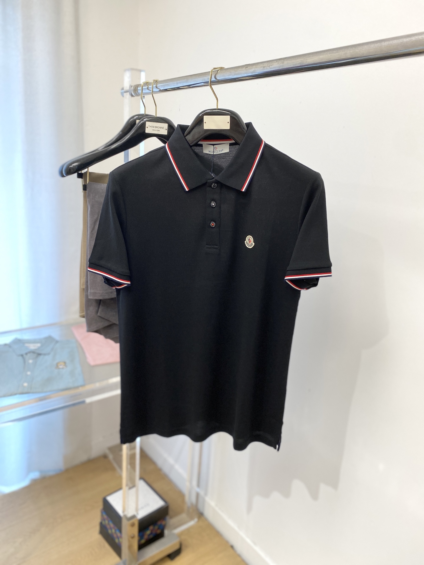 NO:449688,The latest short-sleeved T-shirt in 2025, handsome and fashionable, chest embroidered decorative pattern logo, simple and versatile style. The fabric cotton is not only crisp, maintains the trendy silhouette, but also comfortable to wear, and the yarn is more delicate, the number M-3XL, Moncler, T-shirt,tees, t-shirt,alexander wang19860909蒙口、2025最新款短袖T恤,帅气时尚,胸前刺绣装饰图案logo,简约百搭款.面料棉 不仅挺括,保持潮流的廓形,又穿着舒适,纱织更细腻,码数M-3XL,,Moncler,T-shirt,tees，t-shirt,alexander wang,Men's clothing