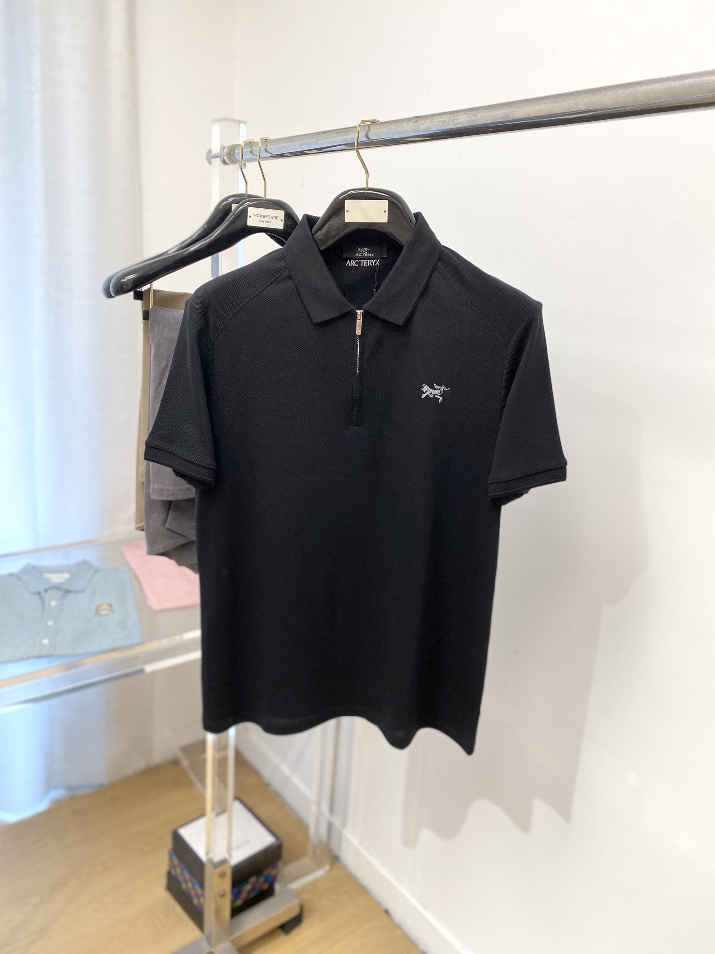 NO:449683,Archaeoptera Bird, the latest short-sleeved T-shirt in 2025, handsome and fashionable, exquisite embroidered pattern logo on the chest, simple and versatile style. The fabric cotton is not only crisp, maintains the trendy silhouette, but also comfortable to wear, and the yarn is more delicate, the number M-3XL, arc'teryx, T-shirt,tees, t-shirt, alexander wang19860909始祖鸟、2025最新款短袖T恤,帅气时尚,胸前精致刺绣图案logo,简约百搭款.面料棉 不仅挺括,保持潮流的廓形,又穿着舒适,纱织更细腻,码数M-3XL,arc'teryx,T-shirt,tees，t-shirt,alexander wang,Men's clothing