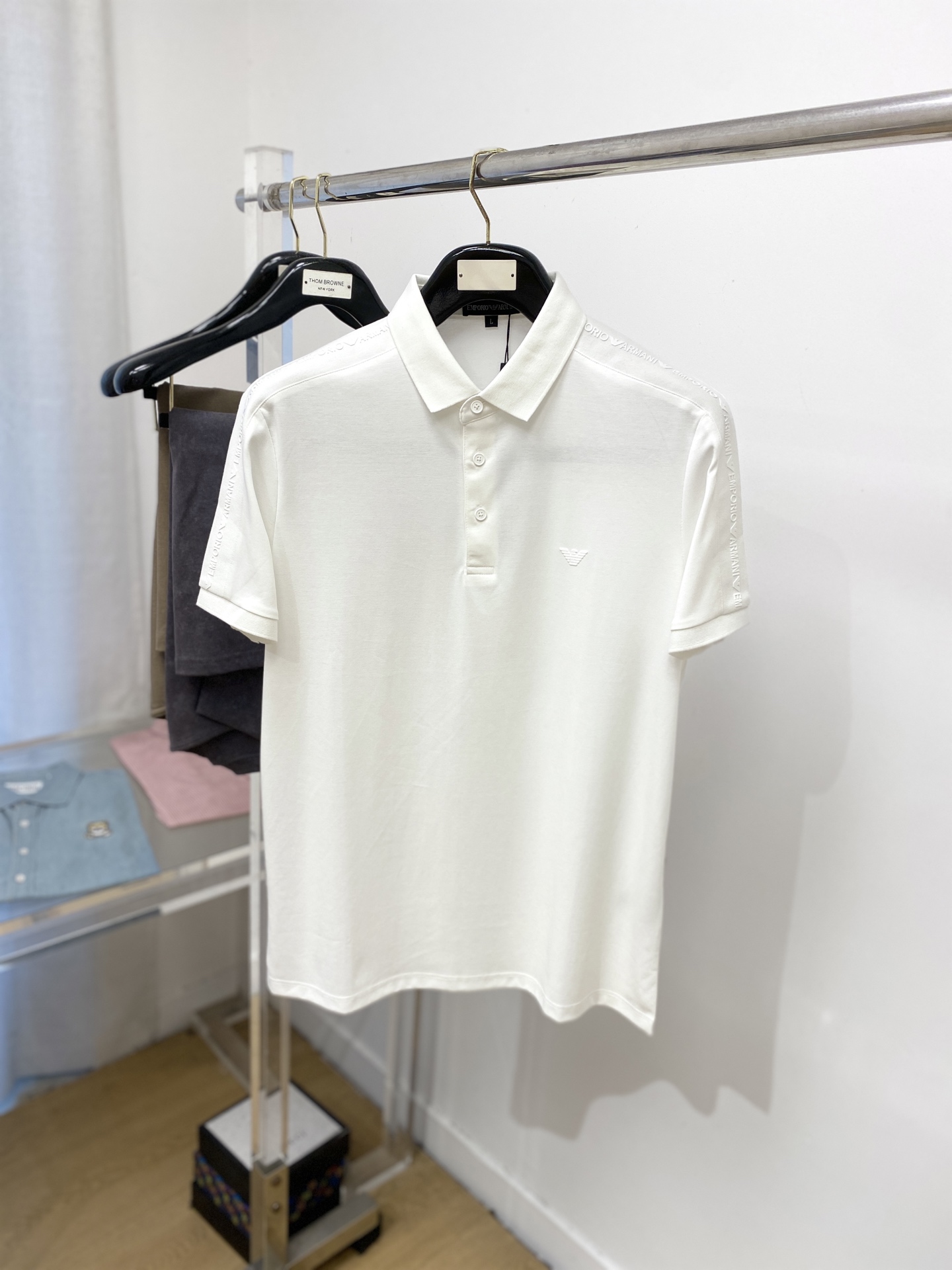 NO:449678,Armani, the latest short-sleeved T-shirt in 2025, handsome and fashionable, top-grade glue-printed pattern logo on the chest, simple and versatile style. The fabric cotton is not only crisp, maintains the trendy silhouette, but also comfortable to wear, and the yarn is more delicate, the number M-3XL,,armani, T-shirt,tees, t-shirt,alexander wang19860909阿玛尼、2025最新款短袖T恤,帅气时尚,胸前顶级印胶图案logo,简约百搭款.面料棉 不仅挺括,保持潮流的廓形,又穿着舒适,纱织更细腻,码数M-3XL,,armani,T-shirt,tees，t-shirt,alexander wang,Men's clothing