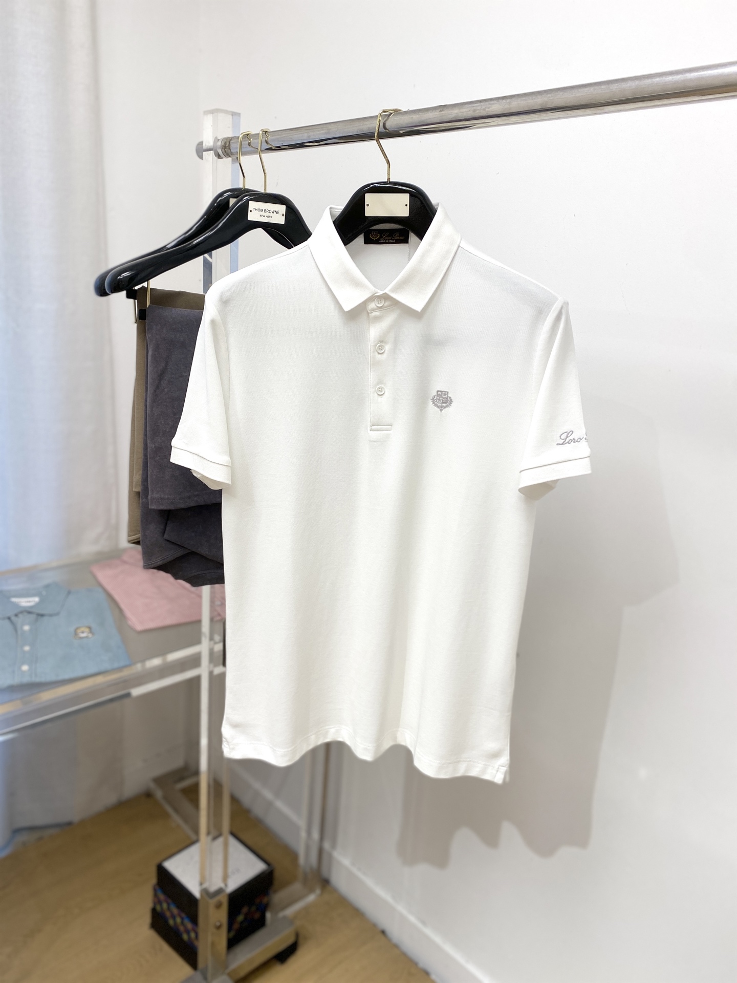 NO:449673,LP, the latest short-sleeved T-shirt in 2025, handsome and fashionable, exquisite embroidered pattern logo on the chest, simple and versatile style. The fabric cotton is not only crisp, maintains the trendy silhouette, but also comfortable to wear, and the yarn is more delicate, the number M-3XL, loro piana, T-shirt, tees, t-shirt, alexander wang19860909LP、2025最新款短袖T恤,帅气时尚,胸前精致刺绣图案logo,简约百搭款.面料棉 不仅挺括,保持潮流的廓形,又穿着舒适,纱织更细腻,码数M-3XL,,loro piana,T-shirt,tees，t-shirt,alexander wang,Men's clothing