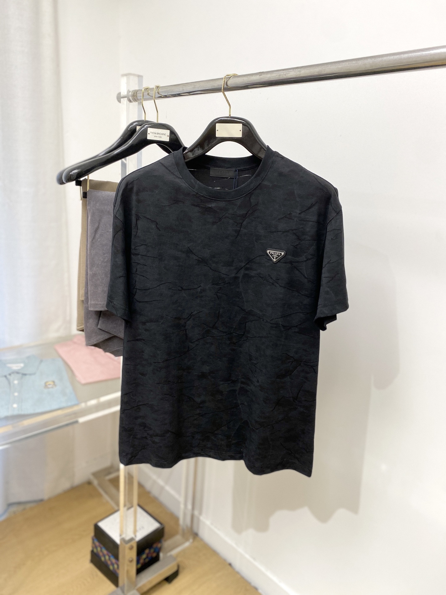 NO:447408,Prada, the latest short-sleeved T-shirt in 2025, handsome and fashionable, chest hardware decorative triangle logo, simple and versatile style. Fabric cotton is not only crisp, maintains a fashionable silhouette, but also comfortable to wear, and the yarn is more delicate, S-XXL, prada, T-shirt, tees, t-shirt, alexander wang19860909普拉达、2025最新款短袖T恤,帅气时尚,胸前五金装饰三角标logo,简约百搭款.面料棉 不仅挺括,保持潮流的廓形,又穿着舒适,纱织更细腻,码数S-XXL,,prada,T-shirt,tees，t-shirt,alexander wang,Men's clothing