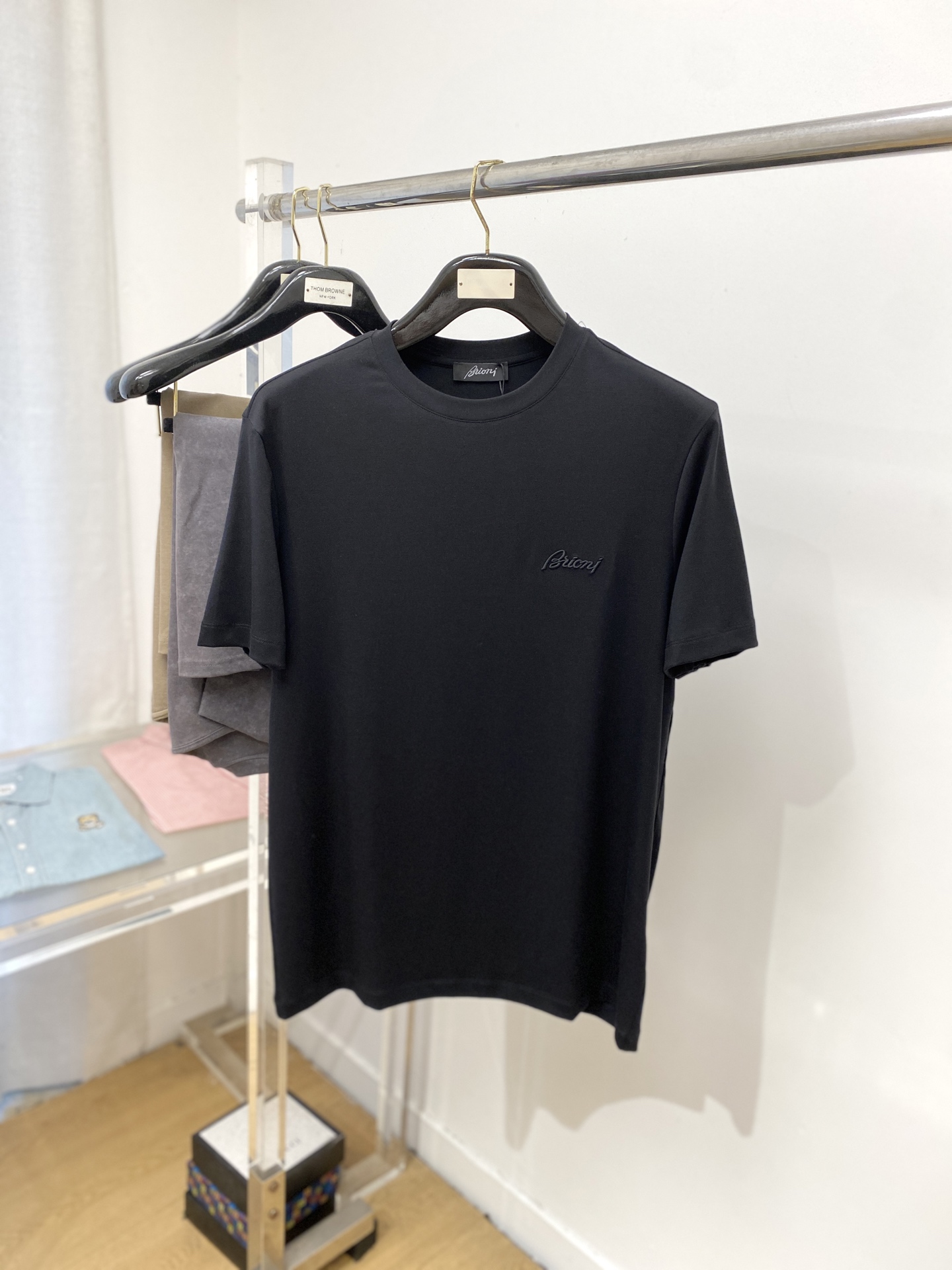 NO:447401,Buomi fashion brand, the latest short-sleeved T-shirt in 2025, handsome and fashionable, exquisite embroidered letter logo on the chest, simple and versatile style. The fabric cotton is not only crisp, maintains the trendy silhouette, but also comfortable to wear, and the yarn is more delicate, S-XXL, T-shirt,tees, t-shirt,alexander wang19860909Buomi 时尚潮牌、2025最新款短袖T恤,帅气时尚,胸前精致刺绣字母logo,简约百搭款.面料棉 不仅挺括,保持潮流的廓形,又穿着舒适,纱织更细腻,码数S-XXL,,T-shirt,tees，t-shirt,alexander wang,Men's clothing