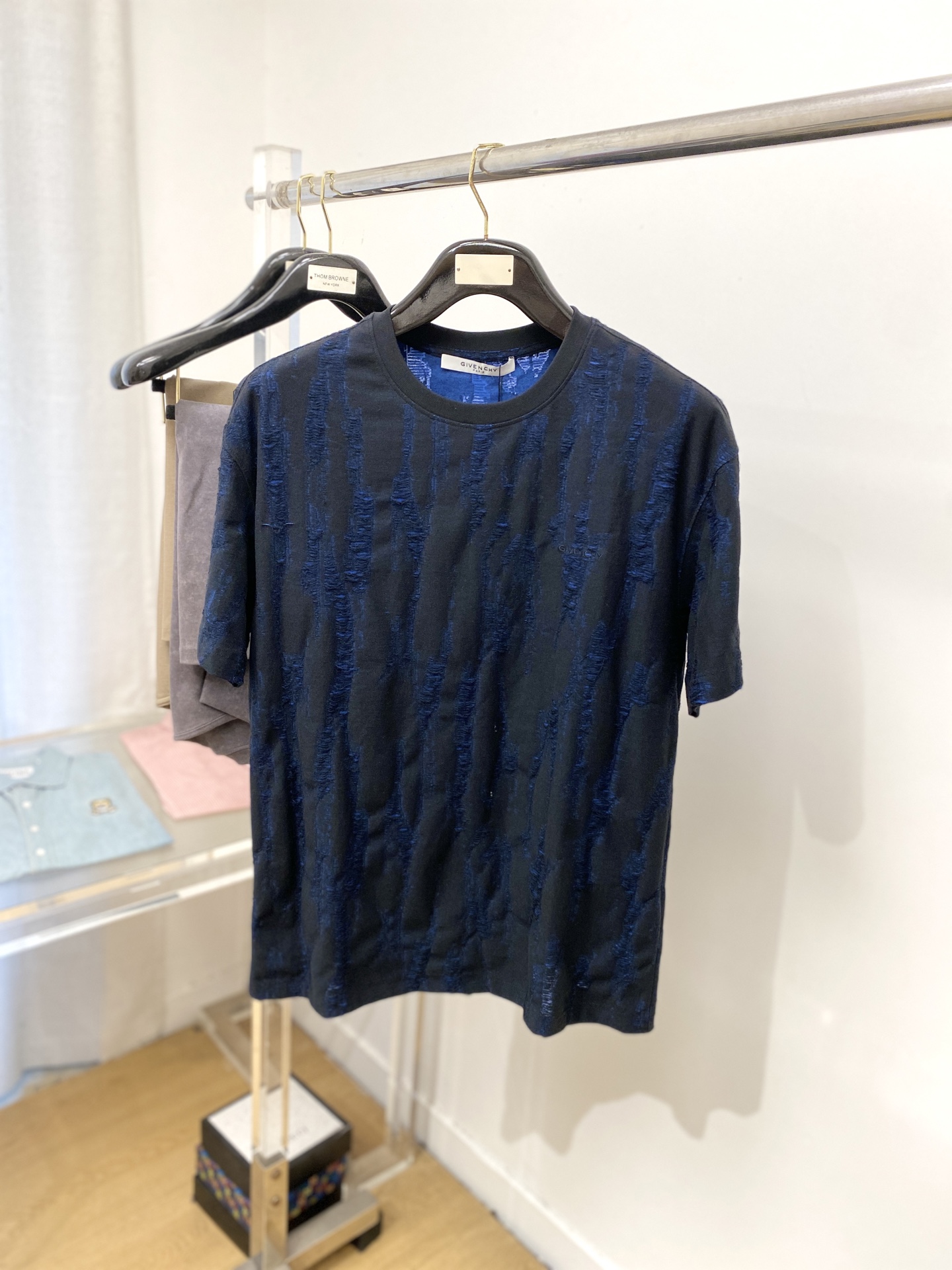 NO:447395,Givenchy, the latest short-sleeved T-shirt in 2025, handsome and fashionable, exquisite embroidered letter logo on the chest, simple and versatile style. The fabric cotton is not only crisp, maintains the trendy silhouette, but also comfortable to wear, and the yarn is more delicate, S-XXL, given, T-shirt, tees, t-shirt, alexander wang19860909纪梵希、2025最新款短袖T恤,帅气时尚,胸前精致刺绣字母logo,简约百搭款.面料棉 不仅挺括,保持潮流的廓形,又穿着舒适,纱织更细腻,码数S-XXL,,givenchy,T-shirt,tees，t-shirt,alexander wang,Men's clothing