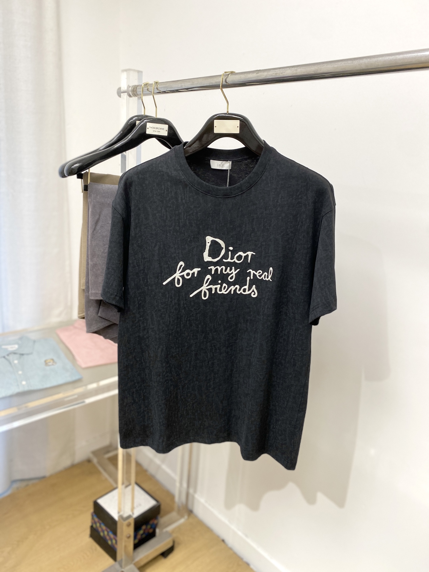 NO:447389,Dior, the latest short-sleeved T-shirt in 2025, handsome and fashionable, exquisite embroidered letter logo on the chest, simple and versatile style. The fabric cotton is not only crisp, maintains the trendy silhouette, and is comfortable to wear, and the yarn is more delicate, the number M-3XL, dior, T-shirt, tees, t-shirt, alexander wang19860909迪奥、2025最新款短袖T恤,帅气时尚,胸前精致刺绣字母logo,简约百搭款.面料棉 不仅挺括,保持潮流的廓形,又穿着舒适,纱织更细腻,码数M-3XL,,dior,T-shirt,tees，t-shirt,alexander wang,Men's clothing