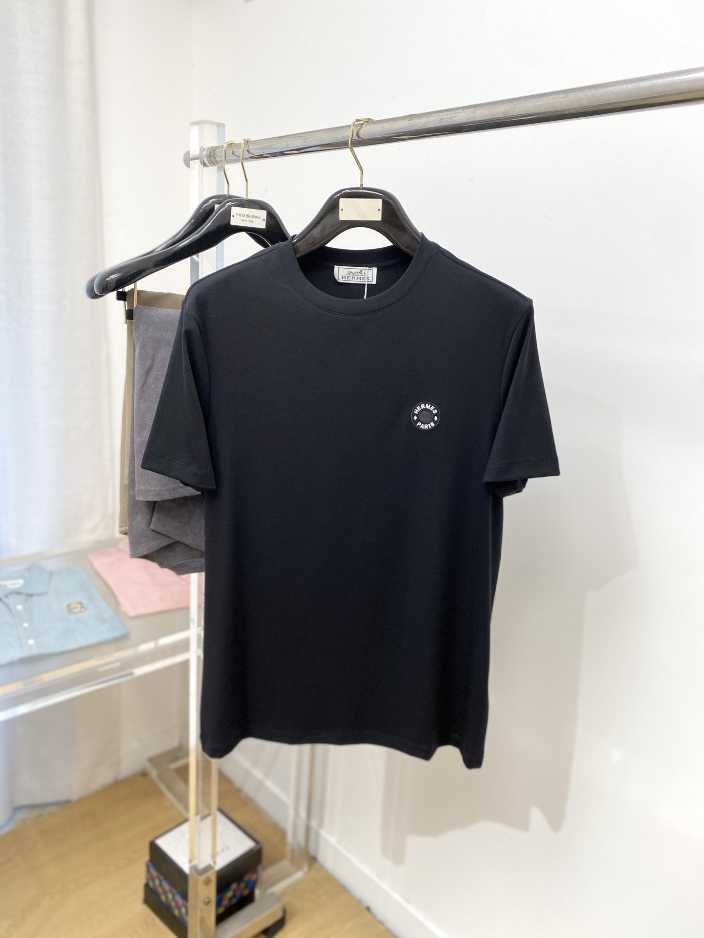 NO:447385,Hermes, the latest short-sleeved T-shirt in 2025, handsome and fashionable, exquisite embroidered letter logo on the chest, simple and versatile style. The fabric cotton is not only crisp, maintains the trendy silhouette, and is also comfortable to wear, and the yarn is more delicate, the number M-3XL, hermes, T-shirt,tees, t-shirt,alexander wang19860909爱马仕、2025最新款短袖T恤,帅气时尚,胸前精致刺绣字母logo,简约百搭款.面料棉 不仅挺括,保持潮流的廓形,又穿着舒适,纱织更细腻,码数M-3XL,,hermes,T-shirt,tees，t-shirt,alexander wang,Men's clothing