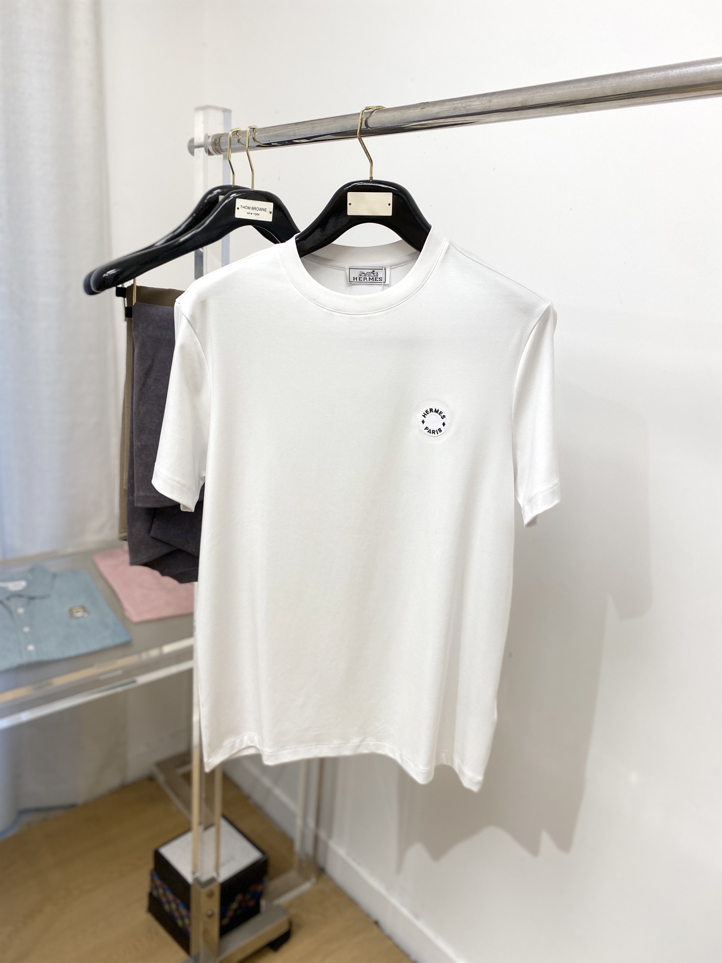 NO:449694,Hermes, the latest short-sleeved T-shirt in 2025, handsome and fashionable, exquisite embroidered letter logo on the chest, simple and versatile style. The fabric cotton is not only crisp, maintains the trendy silhouette, and is also comfortable to wear, and the yarn is more delicate, the number M-3XL, hermes, T-shirt,tees, t-shirt,alexander wang19860909爱马仕、2025最新款短袖T恤,帅气时尚,胸前精致刺绣字母logo,简约百搭款.面料棉 不仅挺括,保持潮流的廓形,又穿着舒适,纱织更细腻,码数M-3XL,,hermes,T-shirt,tees，t-shirt,alexander wang,Men's clothing