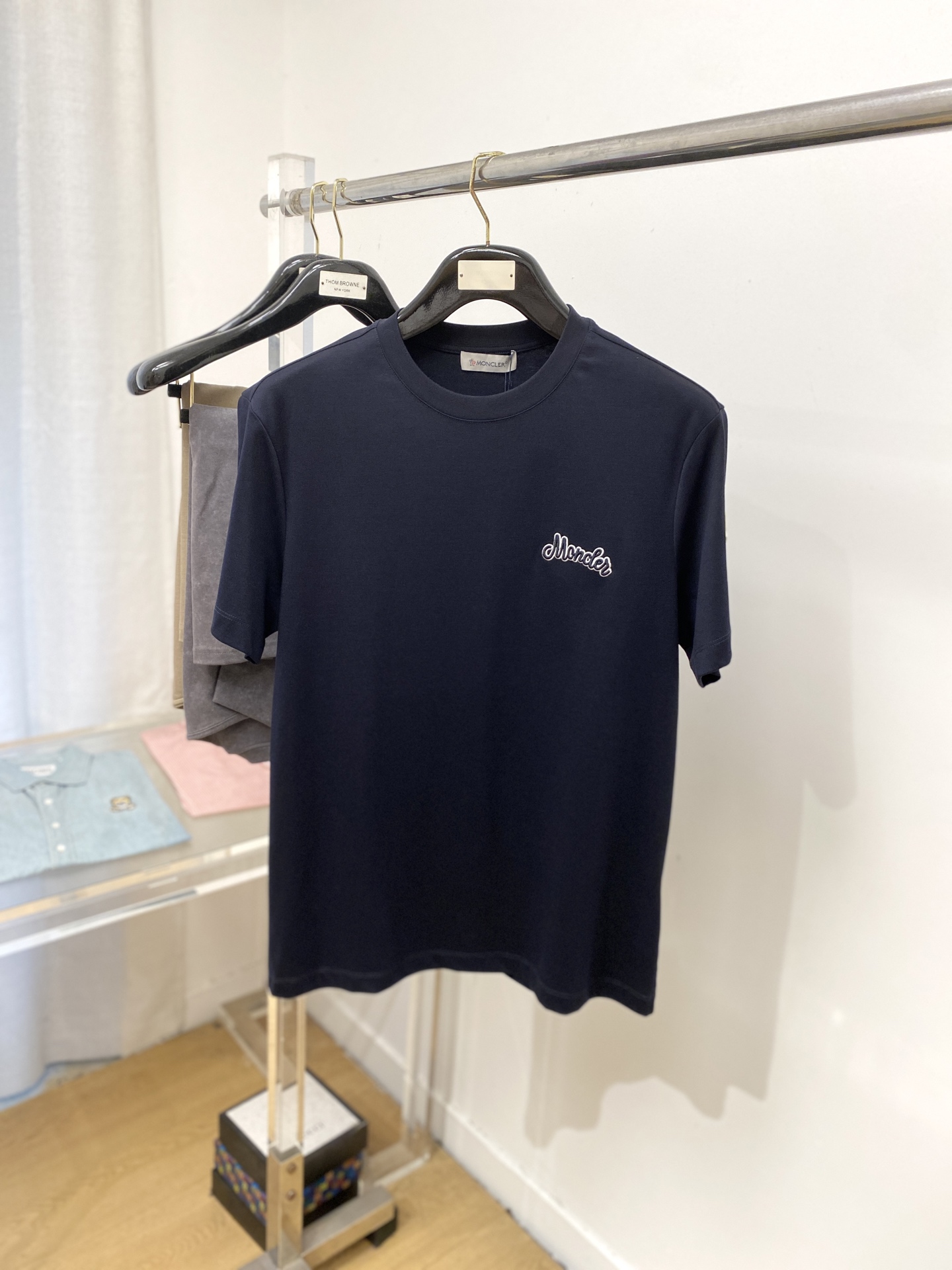 NO:465831,The latest short-sleeved T-shirt in 2025, handsome and fashionable, exquisite embroidered letter logo on the chest, simple and versatile style. The fabric cotton is not only crisp, maintains the trendy silhouette, but also comfortable to wear, and the yarn is more delicate, the number M-3XL, Moncler, T-shirt,tees, t-shirt,alexander wang19860909蒙口、2025最新款短袖T恤,帅气时尚,胸前精致刺绣字母logo,简约百搭款.面料棉 不仅挺括,保持潮流的廓形,又穿着舒适,纱织更细腻,码数M-3XL,,Moncler,T-shirt,tees，t-shirt,alexander wang,Men's clothing