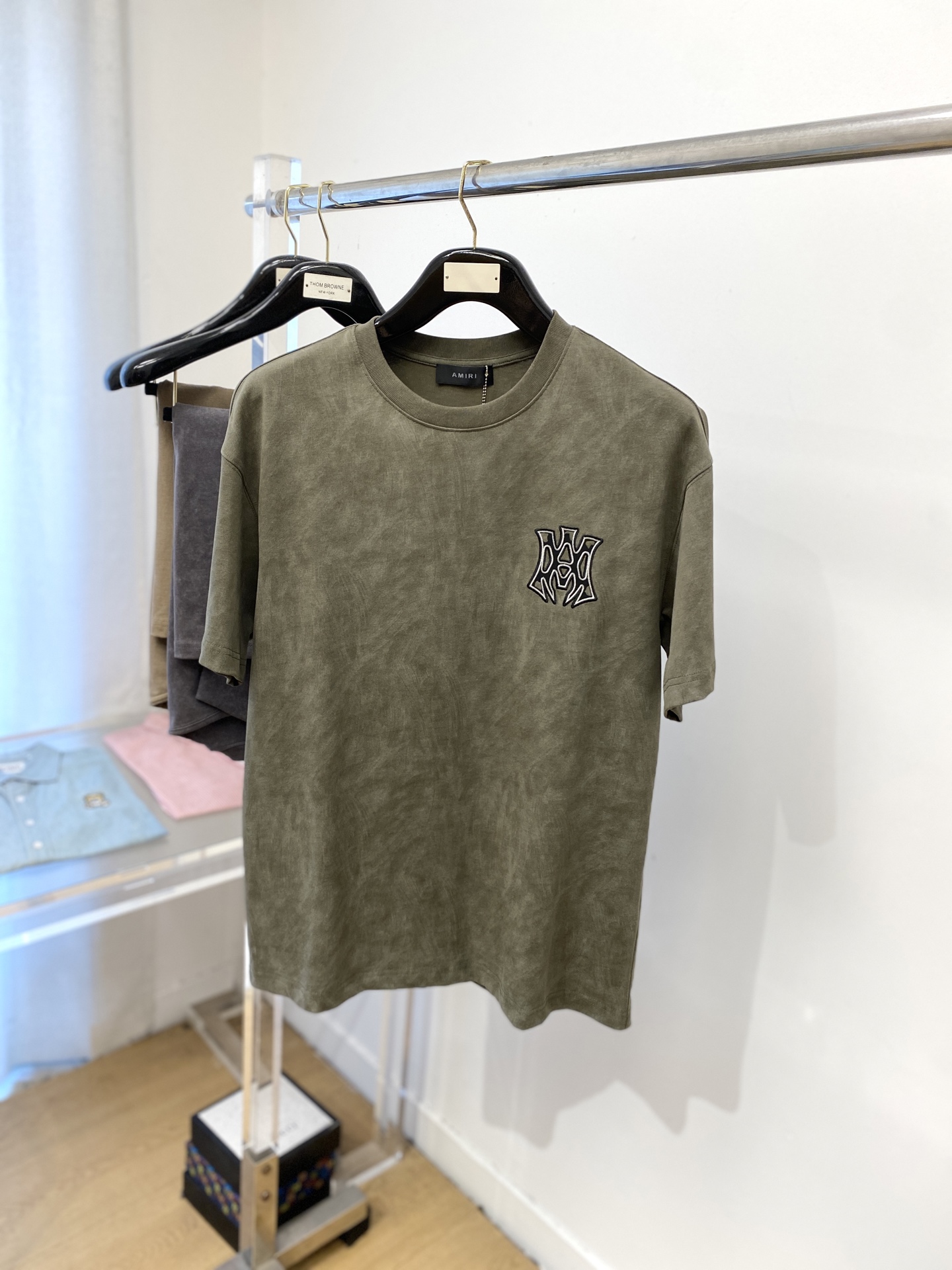 NO:487560,AMIRI, the latest short-sleeved T-shirt in 2025, handsome and fashionable, exquisite and dense embroidered pattern logo on the chest, simple and versatile style. The fabric cotton is not only crisp, maintains the trendy silhouette, but also comfortable to wear, and the yarn is more delicate, S-XXL, amiri, T-shirt, tees, t-shirt, alexander wang19860909AMIRI、2025最新款短袖T恤,帅气时尚,胸前精致密织刺绣图案logo,简约百搭款.面料棉 不仅挺括,保持潮流的廓形,又穿着舒适,纱织更细腻,码数S-XXL,,amiri,T-shirt,tees，t-shirt,alexander wang,Men's clothing