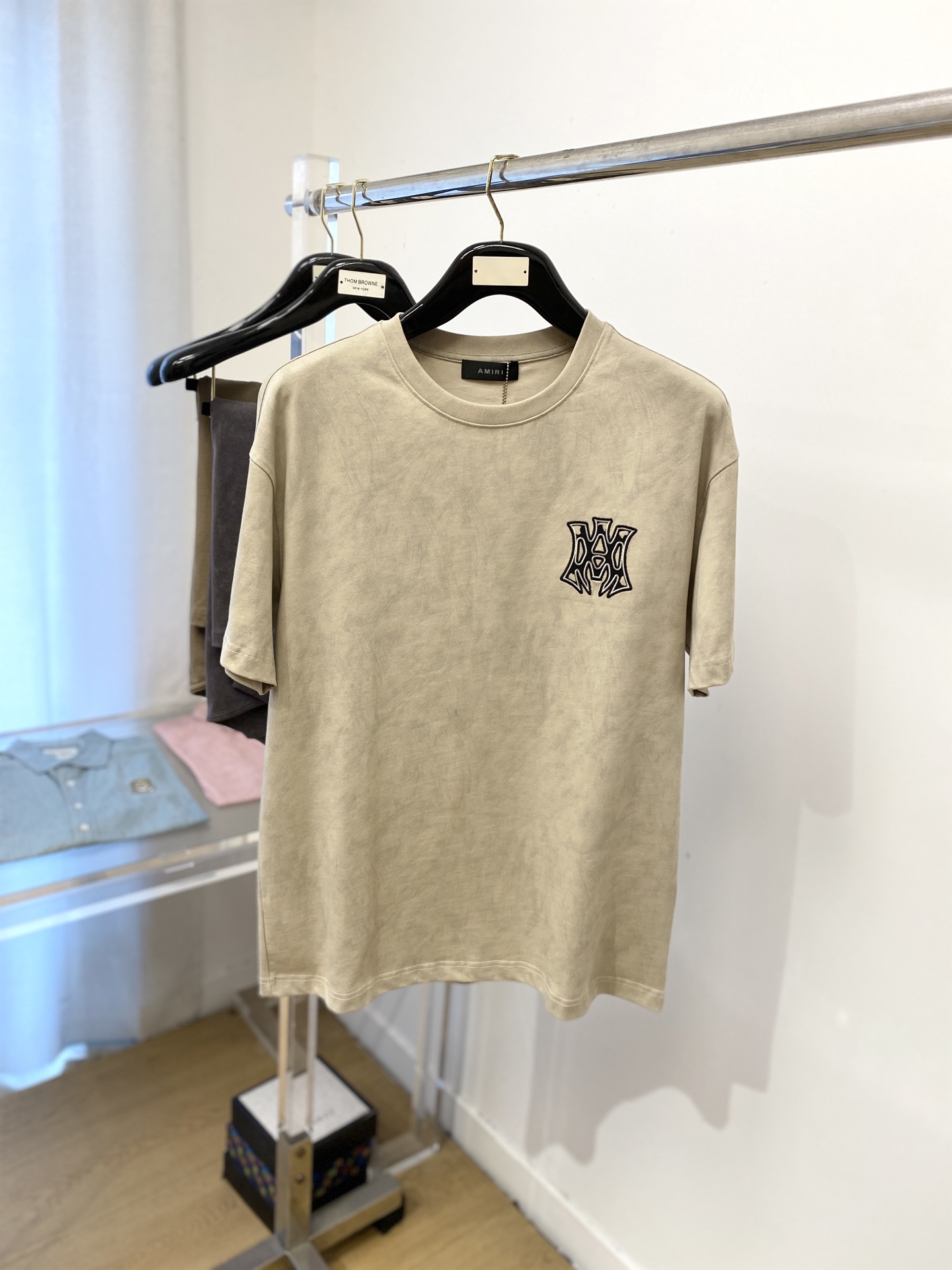 NO:437115,AMIRI, the latest short-sleeved T-shirt in 2025, handsome and fashionable, exquisite and dense embroidered pattern logo on the chest, simple and versatile style. The fabric cotton is not only crisp, maintains the trendy silhouette, but also comfortable to wear, and the yarn is more delicate, S-XXL, amiri, T-shirt, tees, t-shirt, alexander wang19860909AMIRI、2025最新款短袖T恤,帅气时尚,胸前精致密织刺绣图案logo,简约百搭款.面料棉 不仅挺括,保持潮流的廓形,又穿着舒适,纱织更细腻,码数S-XXL,,amiri,T-shirt,tees，t-shirt,alexander wang,Men's clothing