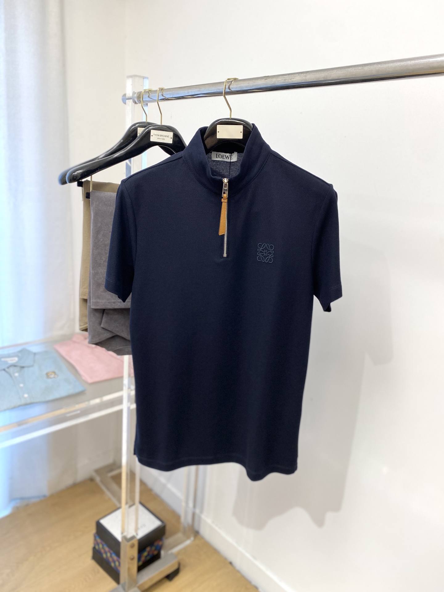 NO:437122,Luo Yiwei, the latest short-sleeved T-shirt in 2025, handsome and fashionable, exquisite embroidered pattern logo on the chest, simple and versatile style. The fabric cotton is not only crisp, maintains the trendy silhouette, but also comfortable to wear, and the yarn is more delicate, the number M-3XL, loewe, T-shirt, tees, t-shirt, alexander wang19860909罗意威、2025最新款短袖T恤,帅气时尚,胸前精致刺绣图案logo,简约百搭款.面料棉 不仅挺括,保持潮流的廓形,又穿着舒适,纱织更细腻,码数M-3XL,,loewe,T-shirt,tees，t-shirt,alexander wang,Men's clothing