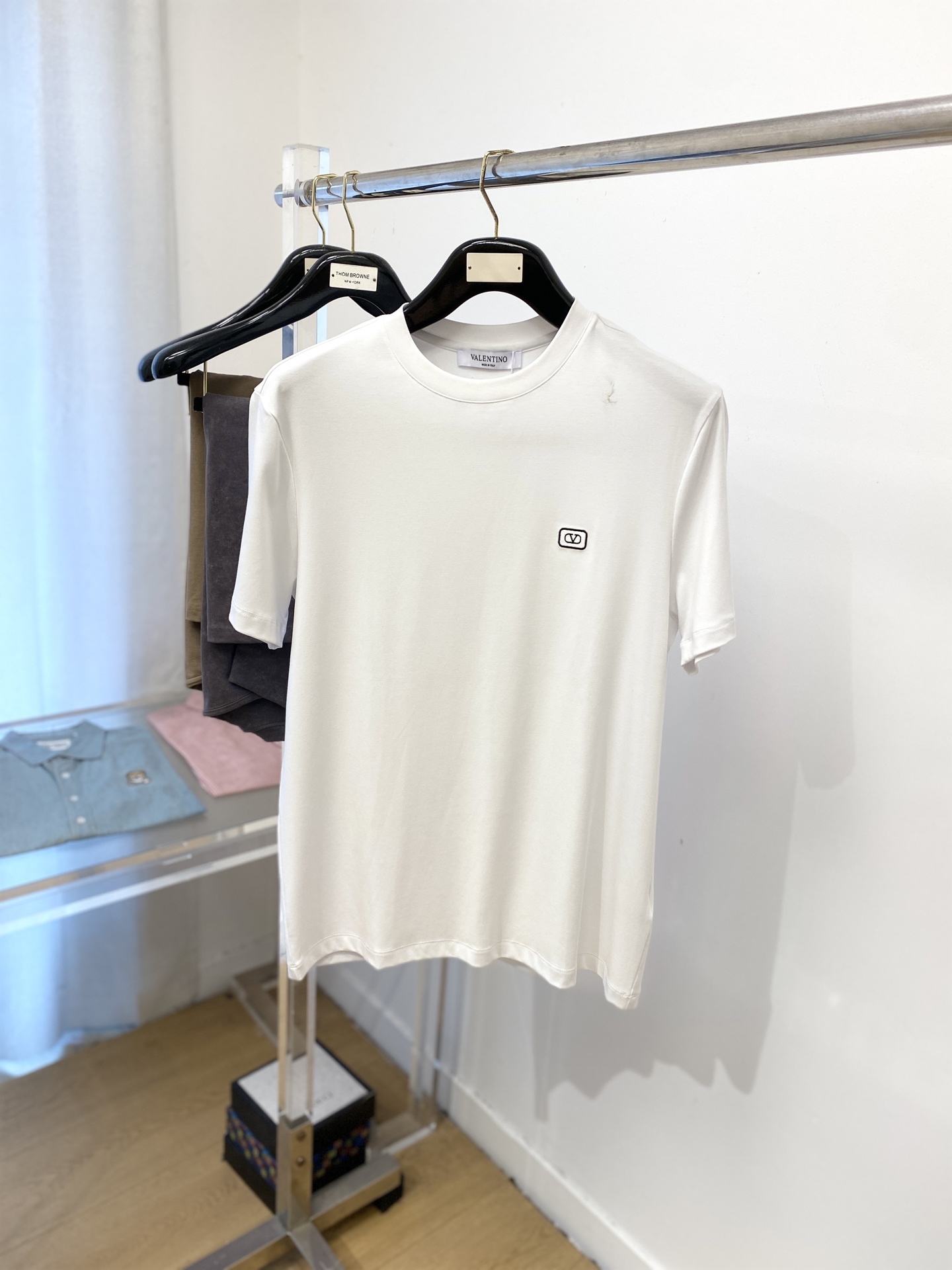 NO:437130,Valentino, the latest short-sleeved T-shirt in 2025, handsome and fashionable, exquisite embroidered pattern logo on the chest, simple and versatile style. The fabric cotton is not only crisp, maintains the trendy silhouette, and is also comfortable to wear, and the yarn is more delicate, the number M-3XL, valentino, T-shirt, tees, t-shirt, alexander wang19860909华伦天奴、2025最新款短袖T恤,帅气时尚,胸前精致刺绣图案logo,简约百搭款.面料棉 不仅挺括,保持潮流的廓形,又穿着舒适,纱织更细腻,码数M-3XL,,valentino,T-shirt,tees，t-shirt,alexander wang,Men's clothing