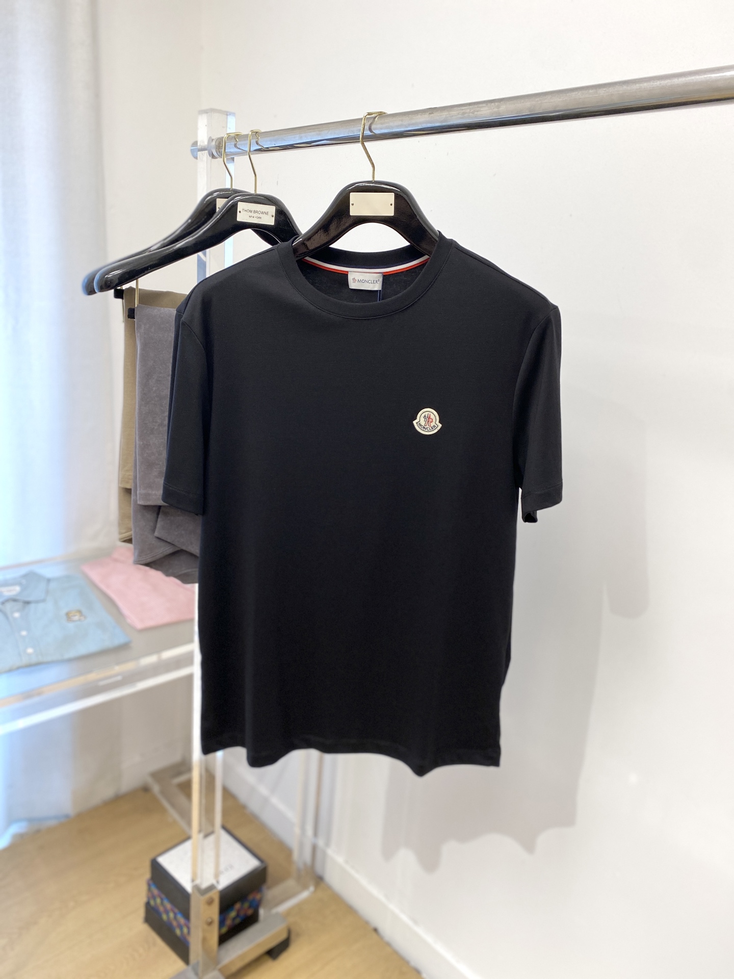 NO:438140,The latest short-sleeved T-shirt in 2025, handsome and fashionable, exquisite embroidered decorative pattern logo on the chest, simple and versatile style. The fabric cotton is not only crisp, maintains the trendy silhouette, but also comfortable to wear, and the yarn is more delicate, the number M-3XL, Moncler, T-shirt,tees, t-shirt,alexander wang19860909蒙口、2025最新款短袖T恤,帅气时尚,胸前精致刺绣装饰图案logo,简约百搭款.面料棉 不仅挺括,保持潮流的廓形,又穿着舒适,纱织更细腻,码数M-3XL,,Moncler,T-shirt,tees，t-shirt,alexander wang,Men's clothing