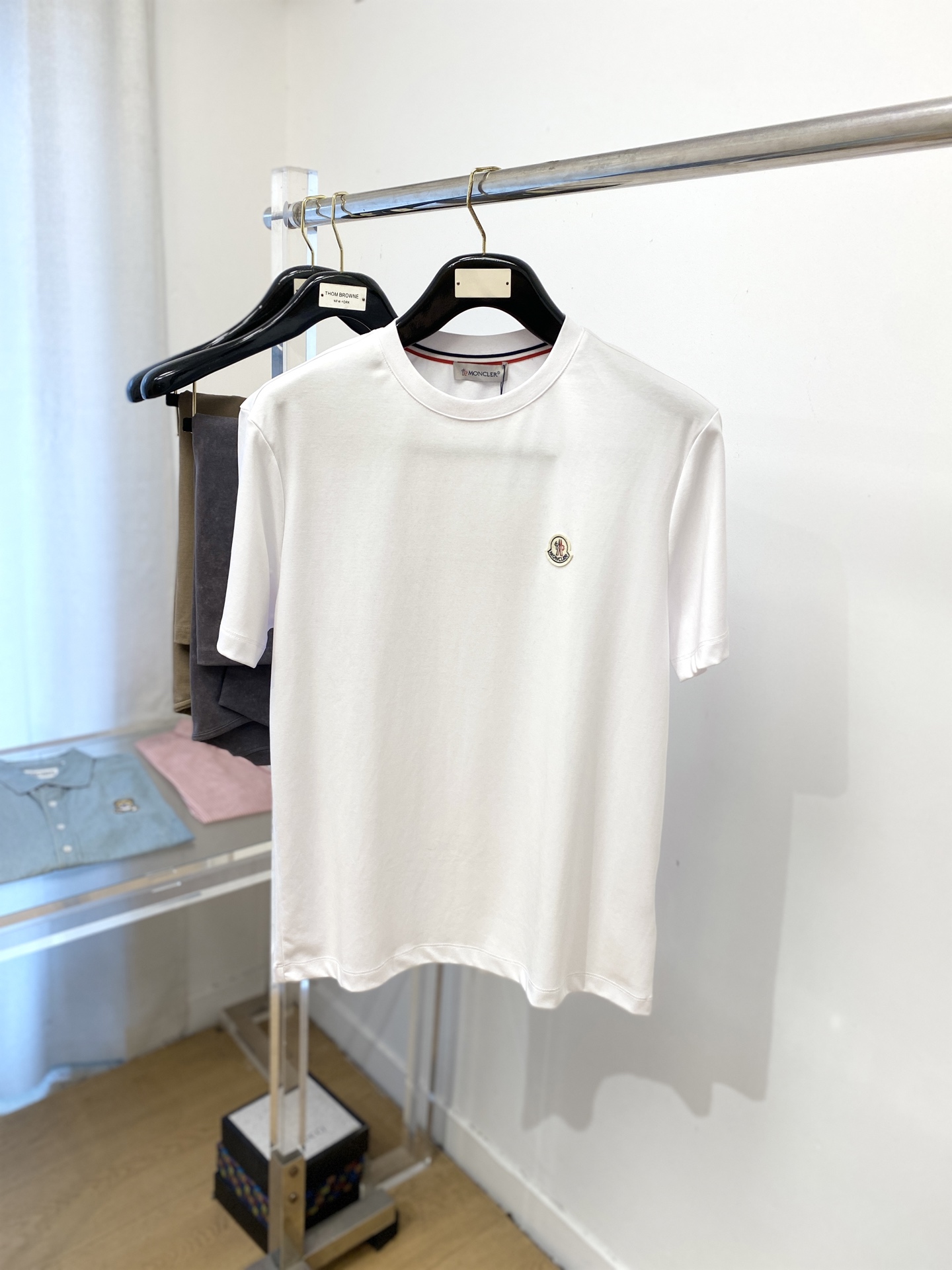 NO:437138,The latest short-sleeved T-shirt in 2025, handsome and fashionable, exquisite embroidered decorative pattern logo on the chest, simple and versatile style. The fabric cotton is not only crisp, maintains the trendy silhouette, but also comfortable to wear, and the yarn is more delicate, the number M-3XL, Moncler, T-shirt,tees, t-shirt,alexander wang19860909蒙口、2025最新款短袖T恤,帅气时尚,胸前精致刺绣装饰图案logo,简约百搭款.面料棉 不仅挺括,保持潮流的廓形,又穿着舒适,纱织更细腻,码数M-3XL,,Moncler,T-shirt,tees，t-shirt,alexander wang,Men's clothing