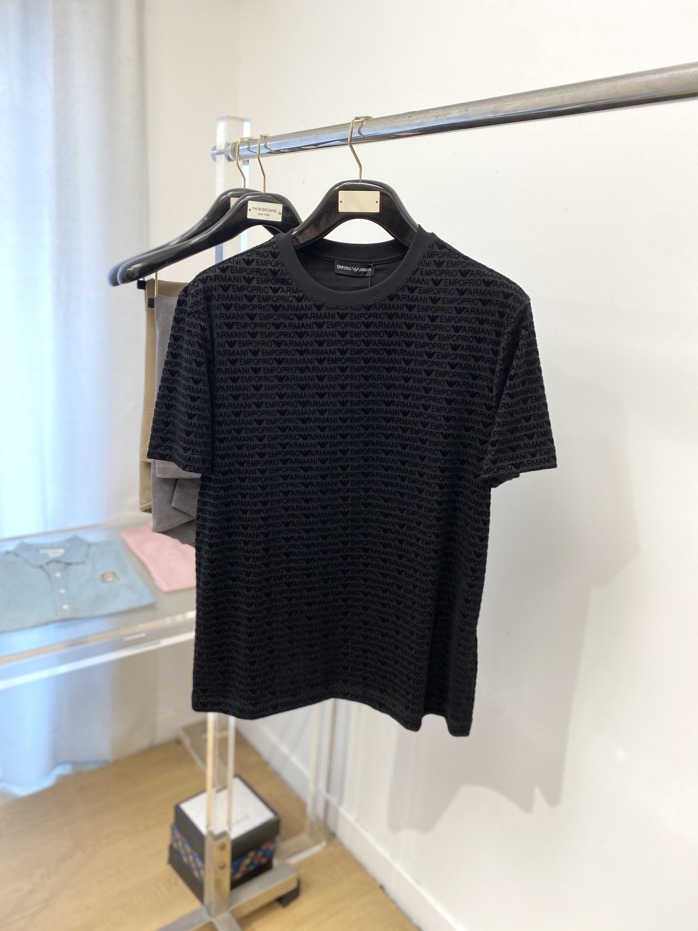 NO:437147,Armani, the latest short-sleeved T-shirt in 2025, handsome and fashionable, top-level digital positioning and fixed letter pattern logo, simple and versatile. Fabric cotton is not only crisp, maintains a fashionable silhouette, but also comfortable to wear, and the yarn is more delicate, the number M-3XL,,armani, T-shirt,tees, t-shirt,alexander wang19860909阿玛尼、2025最新款短袖T恤,帅气时尚,顶级数码定位定织字母图案logo,简约百搭款.面料棉 不仅挺括,保持潮流的廓形,又穿着舒适,纱织更细腻,码数M-3XL,,armani,T-shirt,tees，t-shirt,alexander wang,Men's clothing