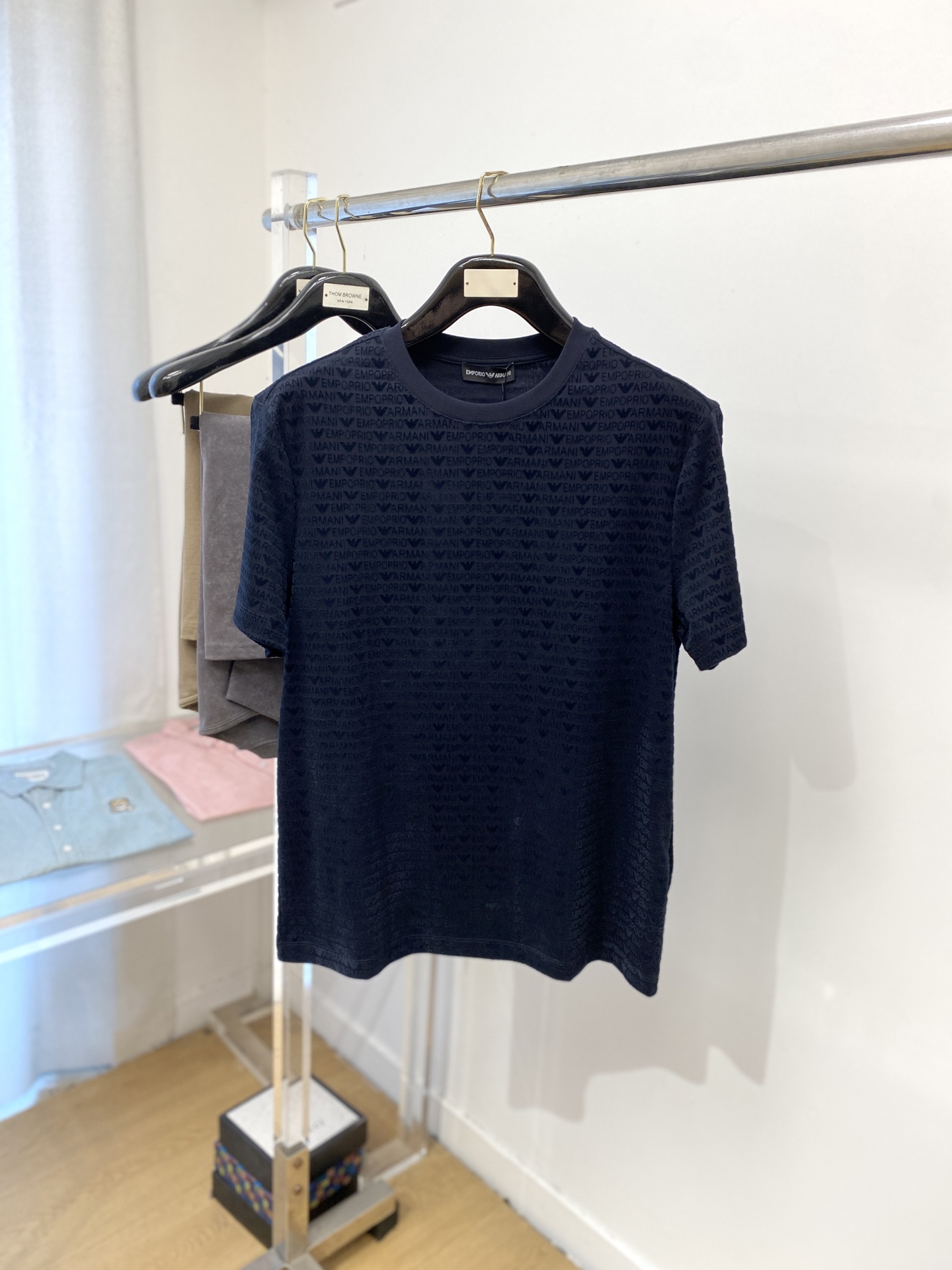 NO:437156,Armani, the latest short-sleeved T-shirt in 2025, handsome and fashionable, top-level digital positioning and fixed letter pattern logo, simple and versatile style. Fabric cotton is not only crisp, maintains the trendy silhouette, but also comfortable to wear, and the yarn is more delicate, the number M-3Xl,,armani, T-shirt,tees, t-shirt,alexander wang19860909阿玛尼、2025最新款短袖T恤,帅气时尚,顶级数码定位定织字母图案logo,简约百搭款.面料棉 不仅挺括,保持潮流的廓形,又穿着舒适,纱织更细腻,码数M-3Xl,,armani,T-shirt,tees，t-shirt,alexander wang,Men's clothing