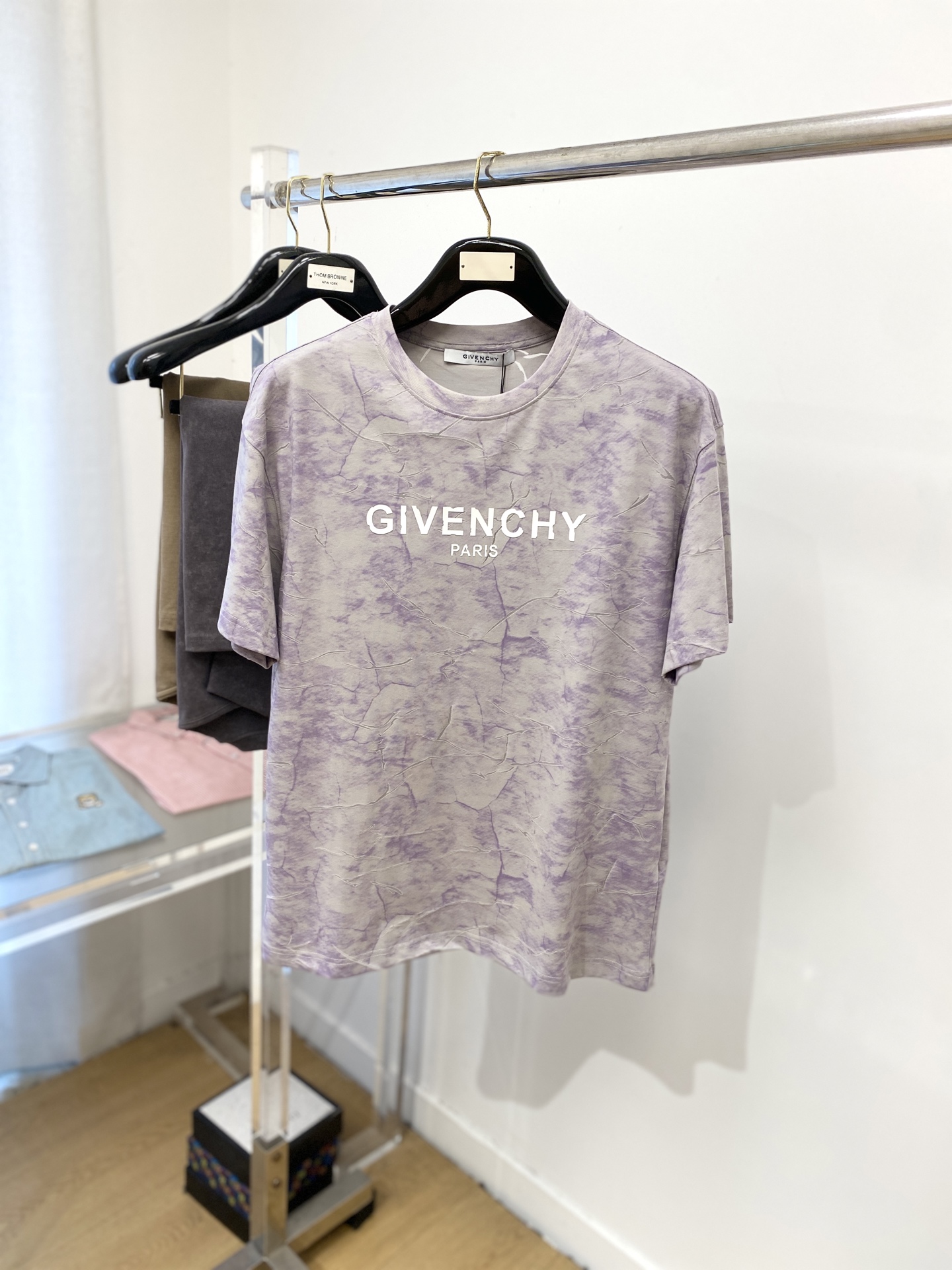NO:437173,Givenchy, the latest short-sleeved T-shirt in 2025, handsome and fashionable, top printed letter logo on the chest, simple and versatile style. The fabric cotton is not only crisp, maintains the trendy silhouette, but also comfortable to wear, and the yarn is more delicate, S-XXL, given, T-shirt, tees, t-shirt, alexander wang19860909纪梵希、2025最新款短袖T恤,帅气时尚,胸前顶级印花字母logo,简约百搭款.面料棉 不仅挺括,保持潮流的廓形,又穿着舒适,纱织更细腻,码数S-XXL,,givenchy,T-shirt,tees，t-shirt,alexander wang,Men's clothing