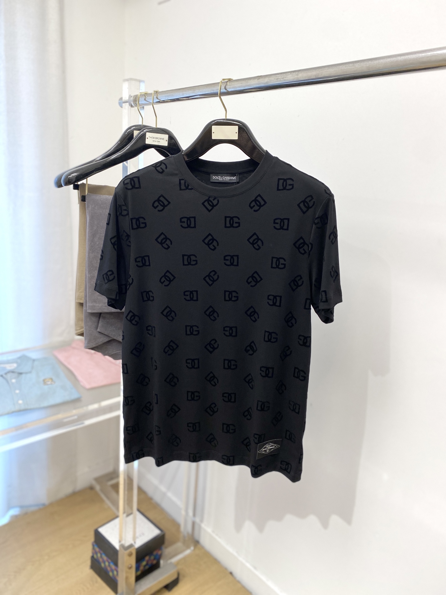 NO:437181,DG, the latest short-sleeved T-shirt in 2025, handsome and fashionable, top-level digital positioning and woven letter logo, simple and versatile style. The fabric cotton is not only crisp, maintains the trendy silhouette, but also comfortable to wear, and the yarn is more delicate, the number M-3Xl, T-shirt,tees, t-shirt,alexander wang19860909DG、2025最新款短袖T恤,帅气时尚,顶级数码定位定织字母logo,简约百搭款.面料棉 不仅挺括,保持潮流的廓形,又穿着舒适,纱织更细腻,码数M-3Xl,,T-shirt,tees，t-shirt,alexander wang,Men's clothing